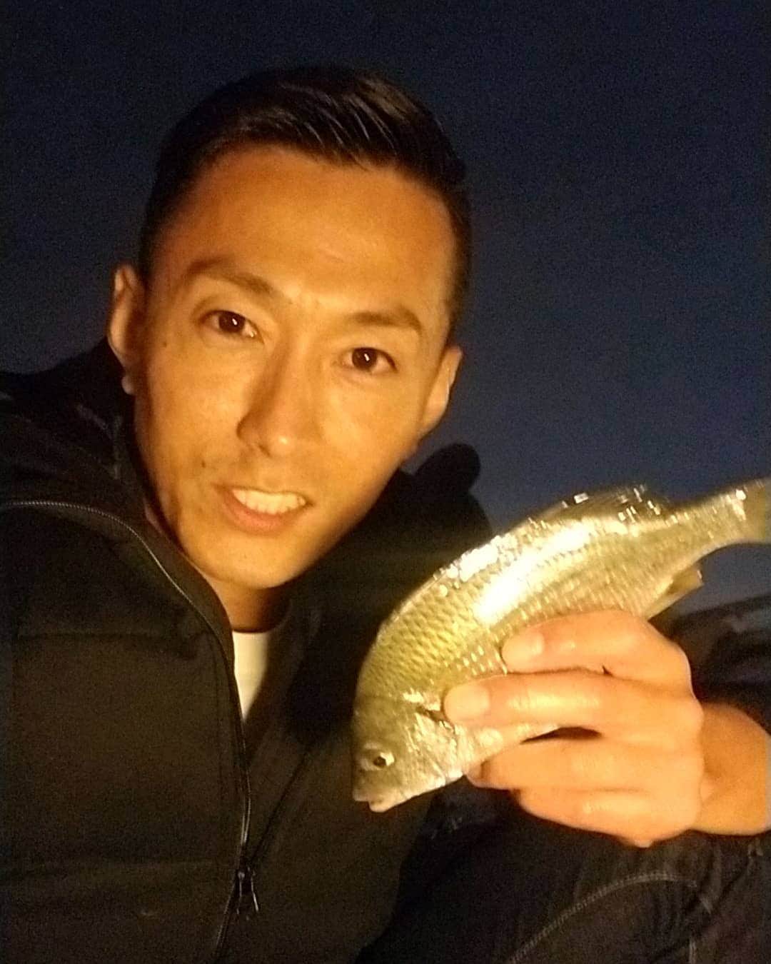 黒石高大のインスタグラム：「釣り最高 クロダイさんとかキビレさんは小さくてもテンションあがる なんか好き 今週日曜10月27日は福岡のアウトサイダー行くぜ 会えたらよろしくどーぞ #釣り #海釣り #アウトサイダー #THEOUTSIDER」