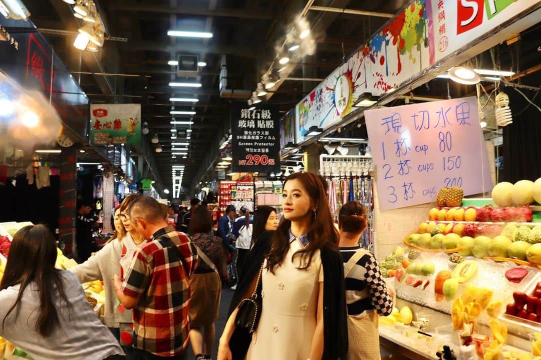 のインスタグラム：「夜市ぶらぶらしたの✨ 昔日本の屋台にあったような遊びがたくさん並んでて、楽しかった〜🌸✨ 不思議な食べ物がたくさん並んでた🤯🤯 . #台湾 #台湾旅行 #台湾グルメ #台湾美食  #trip #taiwan #taiwanfood  #instatravel #travelgram #travelphotography #travelporn #travelblogger  #士林夜市 #夜市」