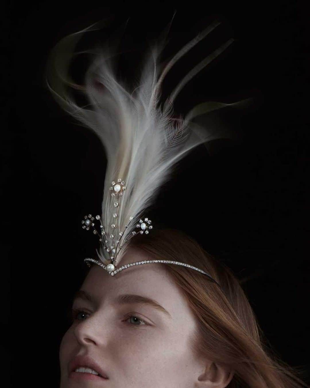 Chaumetさんのインスタグラム写真 - (ChaumetInstagram)「- HERITAGE CREATIONS - When tiaras become too formal, Aigrettes make their entrance. Named after the bird's feather adorning them, they are a symbol of feminine beauty in all its glory. Here, the Mary Stuart aigrette, from circa 1910, as seen through the eyes of @juliahetta. #Chaumet #ChaumetTreasures #GraceandCharacter」10月24日 16時30分 - chaumetofficial
