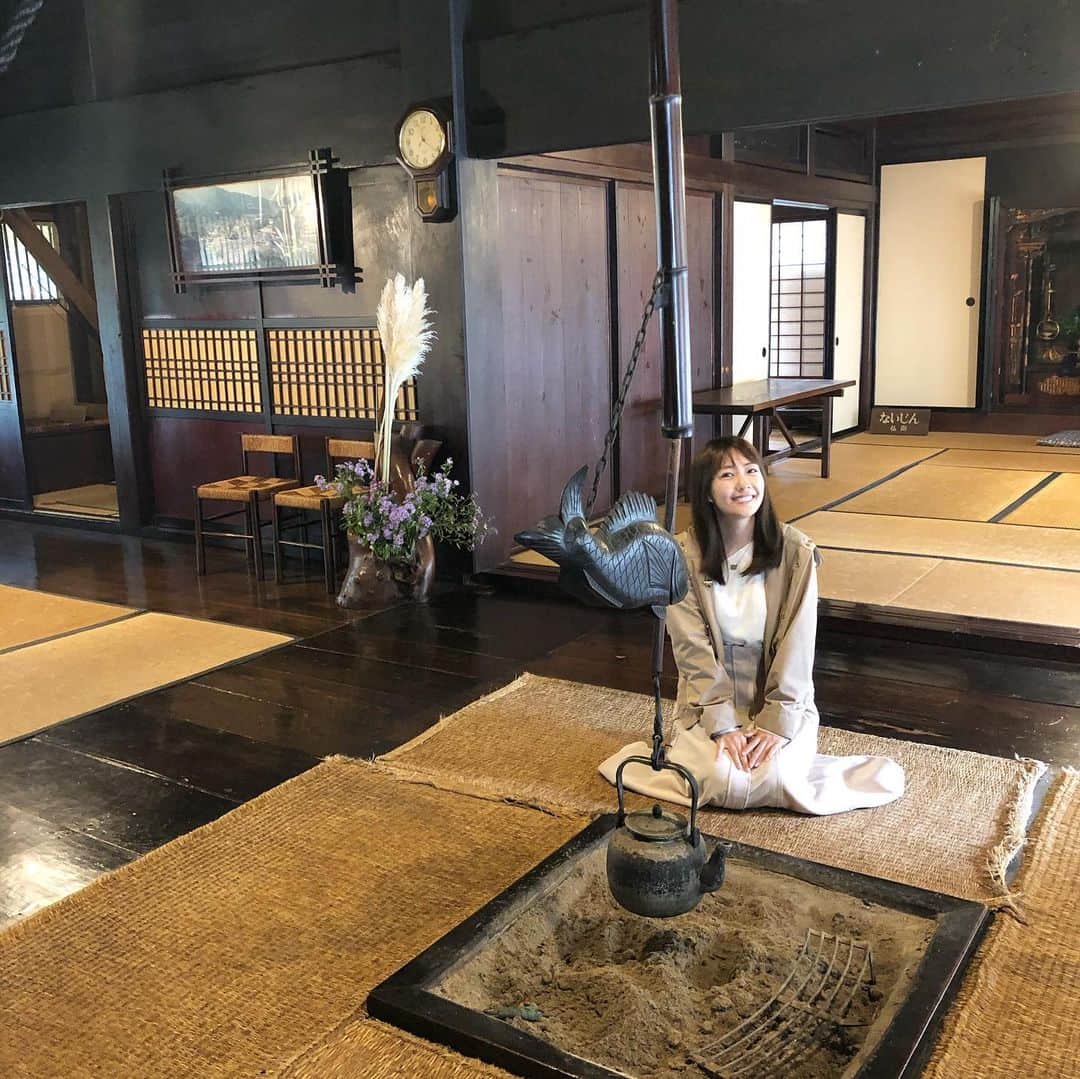 うえむらちかのインスタグラム：「#白川郷 その3﻿ ﻿ #世界遺産 に登録されている﻿ 白川郷・五箇山の合掌造り集落🏘﻿ ﻿ 竹細工作りにも挑戦してみました🎋﻿ 編み込む順番間違えて最初からやり直したり、折り込む時に竹が折れないように…とか﻿ ﻿ 1時間くらいかかったよε-(´∀｀; )﻿ ﻿ 赤い鈴がリンリン…﻿ 癒されますね🔔﻿ ﻿ ﻿ #岐阜 #岐阜旅 #岐阜旅行 #旅スタグラマー﻿ #旅行 #タビジョ #旅女 #旅女子﻿ #岐阜県 #国内旅行 #ちか旅」