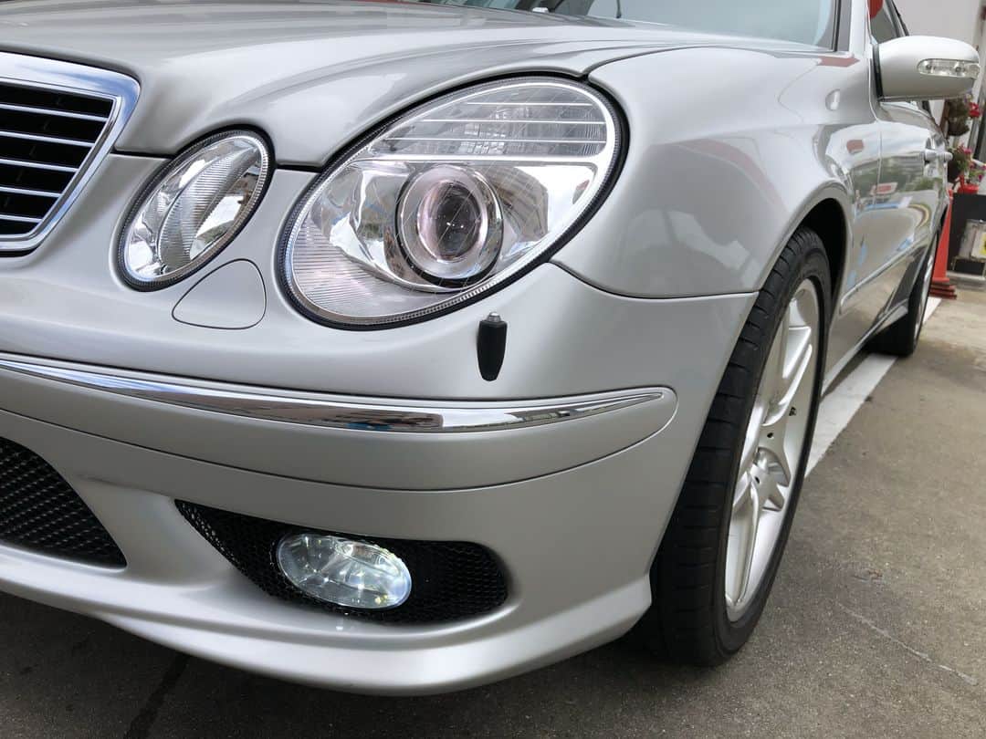 のインスタグラム：「. 車種： #メルセデスベンツ #Eクラス #W211 H.16年式 オーナー： collon.hisaki様 (@collon.0105) 取付商品: #fclカラーチェンジledバルブ . 今までフォグの色を黄色にしようかホワイトにするかと悩んでましたが切り替え式のLEDフォグバルブがあるのを知り検索しました！バイクにもfcl.を装着しており二年経った今でも故障が無いので安心できると思いクルマ用にも購入してみました。安い他社製品とは桁違いの明るさがあります。 また、故障の心配も少ないため結果的に安くすみます。 今後もfcl製品を使い続けていきたいので、さらに素敵なお品の発売を楽しみにしております！ . ▶お買いものは写真内のタグをタップ！ またはプロフィールのリンクからどうぞ →@fcl_ledhid . . . . . #fcl #車のある風景 #カスタムカー #車いじり #愛車 #写真好きな人と繋がりたい #車好き #車好きな人と繋がりたい #車撮影 #車好きと繋がりたい #ファインダー越しの私の世界 #車の写真が好きな人と繋がりたい #愛車のある風景 #愛車自慢 #mercedes#mercedesbenz #ベンツ #eclass #輸入車 #ベンツeクラス #w212  #ベンツ好きな人と繋がりたい #amg #mercedesbenzjapan #benzeclass　#エフシーエル」