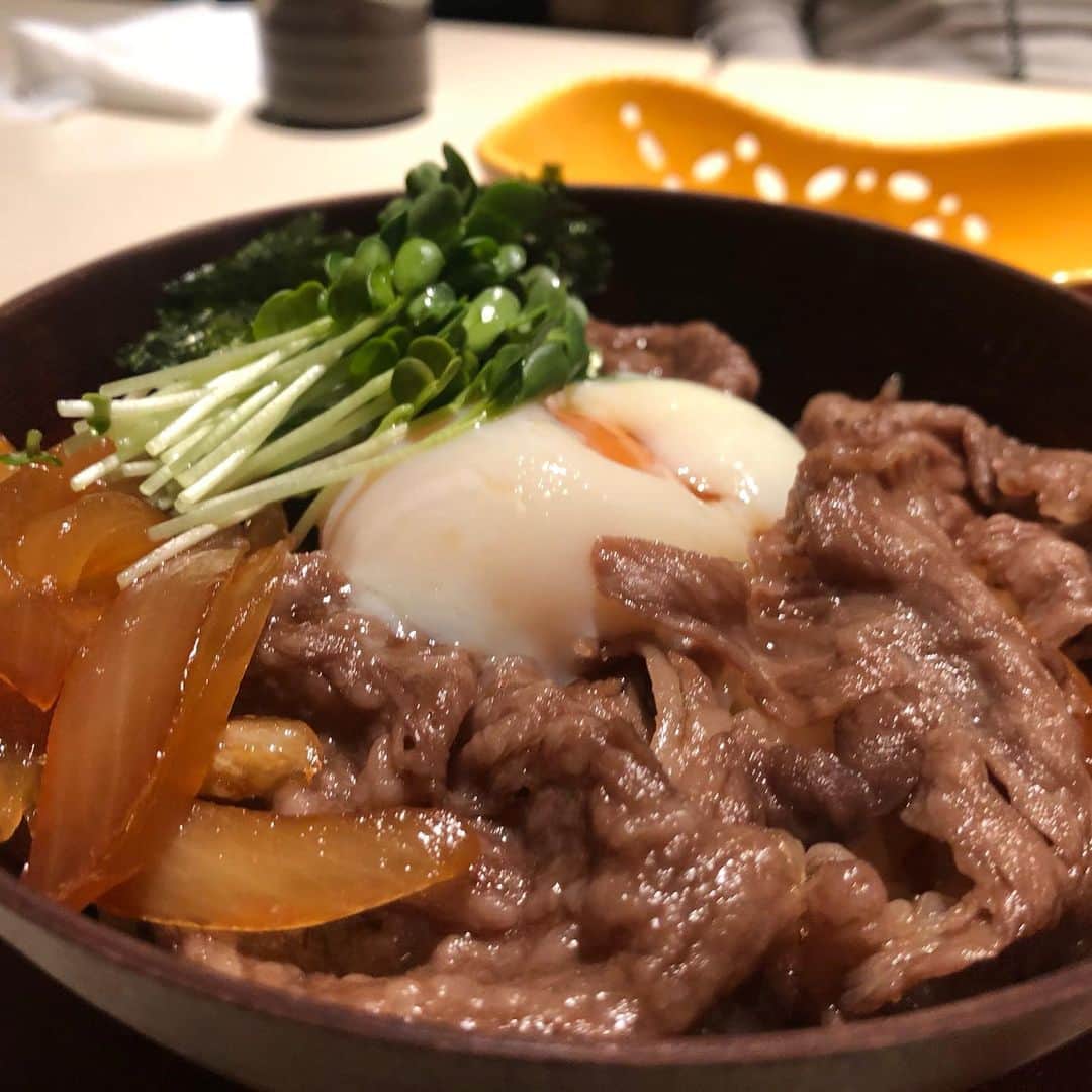 高嶋ちさ子さんのインスタグラム写真 - (高嶋ちさ子Instagram)「牛丼は美味いの〜 今日は休みなので、うるさい次男が戻るまで、ママは大好きなISETANで買ったり食ったり。 奴が帰って来たら、ちゃんとします。」10月24日 16時44分 - chisakotakashima