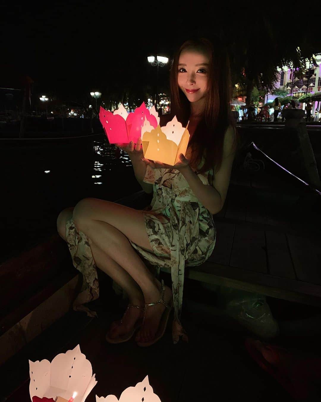 のインスタグラム：「ホイアン夜景とランタンが流せるボートに乗ったよ🚣‍♀️﻿ ﻿ ﻿ 最初乗る気は無かったんだけど﻿ ﻿ 街を歩いてたら「ボート乗らない！？」と色んな人によく話しかけられる。﻿ ﻿ ﻿ 根負けでのってみたら...﻿ ﻿ ﻿ ﻿ すごく楽しい🤩﻿ ﻿ 川から観る街並みは道から観る街並みとまた違う角度で綺麗だし、﻿ 狭い橋の下くぐるのもなにげに面白い💫﻿ ﻿ ﻿ ランタンの中にはロウソク🕯があって、﻿ 船を漕いでる人が火を灯してくれて、それを川に流すんだって。﻿ ﻿ でもなんか川が汚れないか心配になったからとりあえずボート漕いでる人に返してみた（笑）﻿ ﻿ ﻿ ﻿ 1人1000円くらいだったけど、﻿ 相場は500円とかみたい。（笑）﻿ ﻿ ﻿ 値切ってあーでもないこーでもないってするとせっかくの旅行の時間がもったいないからこれで良し🙏🏻﻿ ﻿ あと現地相場まで値切らなかったのは、﻿ 最初に女性から「ボート乗らない？」って話しかけられて、その女性の話をよく聞くと、﻿ 旦那さんがボートを漕いでるみたいで、﻿ 夫婦でボートの仕事をしてるんだって。﻿ あとiPhoneの待ち受け画面が子供の写真で、何歳か聞いたら「3歳」って言ってたから﻿ ﻿ （家計がかかってるのか...🤔）と思ったのもあるかな。﻿ ﻿ ﻿ ﻿ ﻿ ﻿ ﻿ でもあとでよくよく考えると、一日中ボートしてる人は単純計算するとベトナムではかなりの高所得な夫だった。（笑）﻿ ﻿ ﻿（ちなみに写真はボート漕いでくれる人が「はい、ここでランタン持って、iPhone貸して」って言うから渡したらパパパっと撮ってくれたんだけど、さすがに慣れてるのか撮影が上手w） ﻿ それはいいとして﻿ ﻿ ホイアン行ったらボートは楽しいから乗った方がいいよ🚣‍♀️✨﻿ ﻿ ───────────────────────── ────────────────────────── #ベトナム旅行 旅行　#海外旅行　#danang #sheratongrandpool #sheratongrandanang #sheratongramddananghotel #dananghotel #swim #sea #リゾート　#resort　#ベトナム　#🇻🇳 ﻿ #ホイアン　#hoian  #hoiantrip #hoiancity #hoianvietnam #hoiantown #海外旅行　#旅行のおすすめ #ランタン #世界文化遺産　#vietnam #ホイアンボート　# #hoiannight #boat #hoianlanterns﻿」