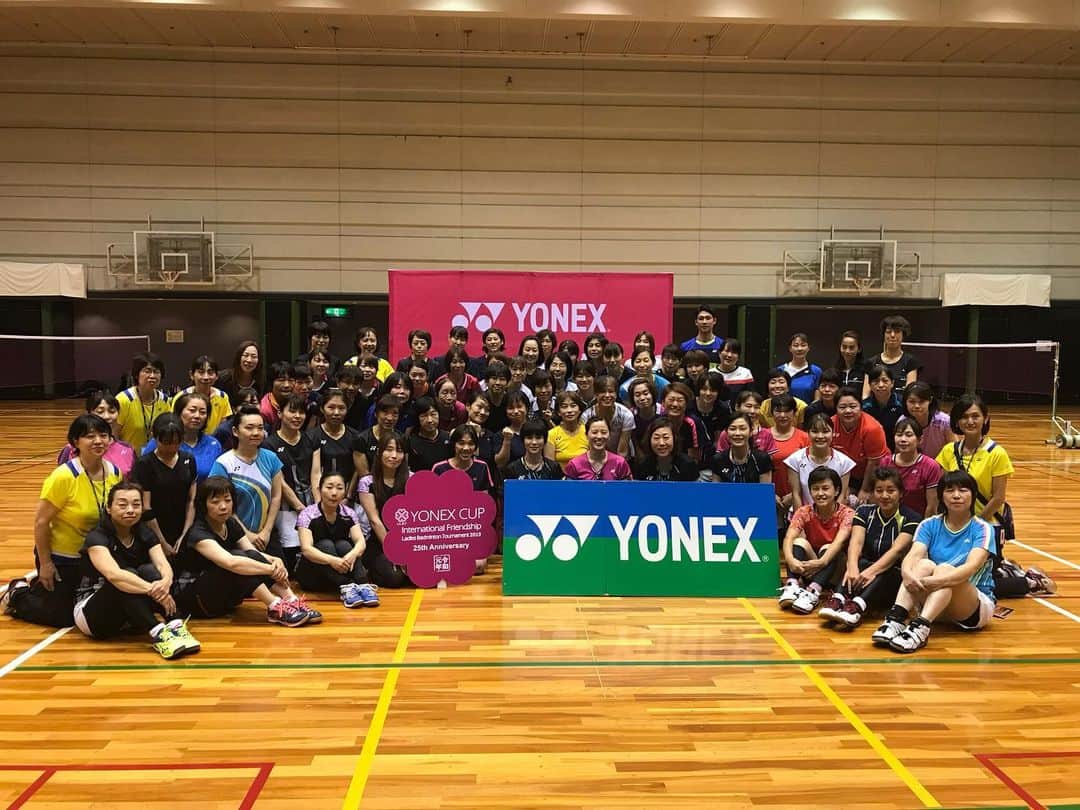 のインスタグラム：「. 10/24  #ヨネックス杯 #国際親善レディースバドミントン大会2019 . 講習会の講師を務めさせていただきました。 皆さんが積極的に質問してくれたり、真剣に取り組む中でも楽しくバドミントンしている姿に元気をもらいました！！！ . 怪我せず頑張ってください(^^) #ありがとうございました . . #ヨネックス #yonex  #バドミントン #badminton」