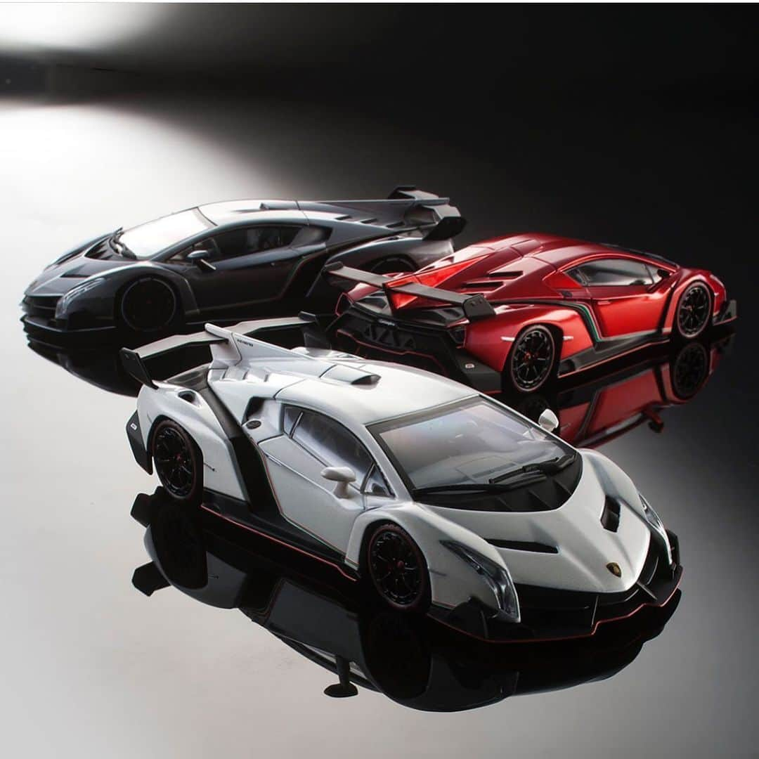 kyosho_official_minicar toysさんのインスタグラム写真 - (kyosho_official_minicar toysInstagram)「. 1:43 Lamborghini Veneno #kyosho #lamborghiniveneno #lamborghini #veneno #stunning #luxury #libertywalk #lb #lbworks #lbperformance #minicar #carcollection #mycollection#stance #hypercar #lamborghinilife #luxurylifestyle #italia #luxurycar #スタンスネーション #ミニカー #ランボルギーニ  www.kyosho.com」10月24日 16時58分 - kyosho_official_minicar_toys