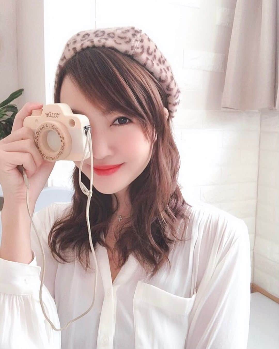 阿部桃子さんのインスタグラム写真 - (阿部桃子Instagram)「📷💕 ⠀ ⠀ こどものおもちゃであそぶおとな ⠀ 帽子も子供の。。。 ⠀ ⠀ いい大人がなにやってんだ🤷🏼‍♀️ ⠀ ⠀ ⠀ でもみんな暖かく見守ってくれる🙈ありがとう♥ ⠀ ⠀ ⠀ #子供用だって可愛きゃ被る #子供のおもちゃで遊ぶ  #だってかわいいから #もみの木カメラ」10月24日 17時07分 - abemomoko_official