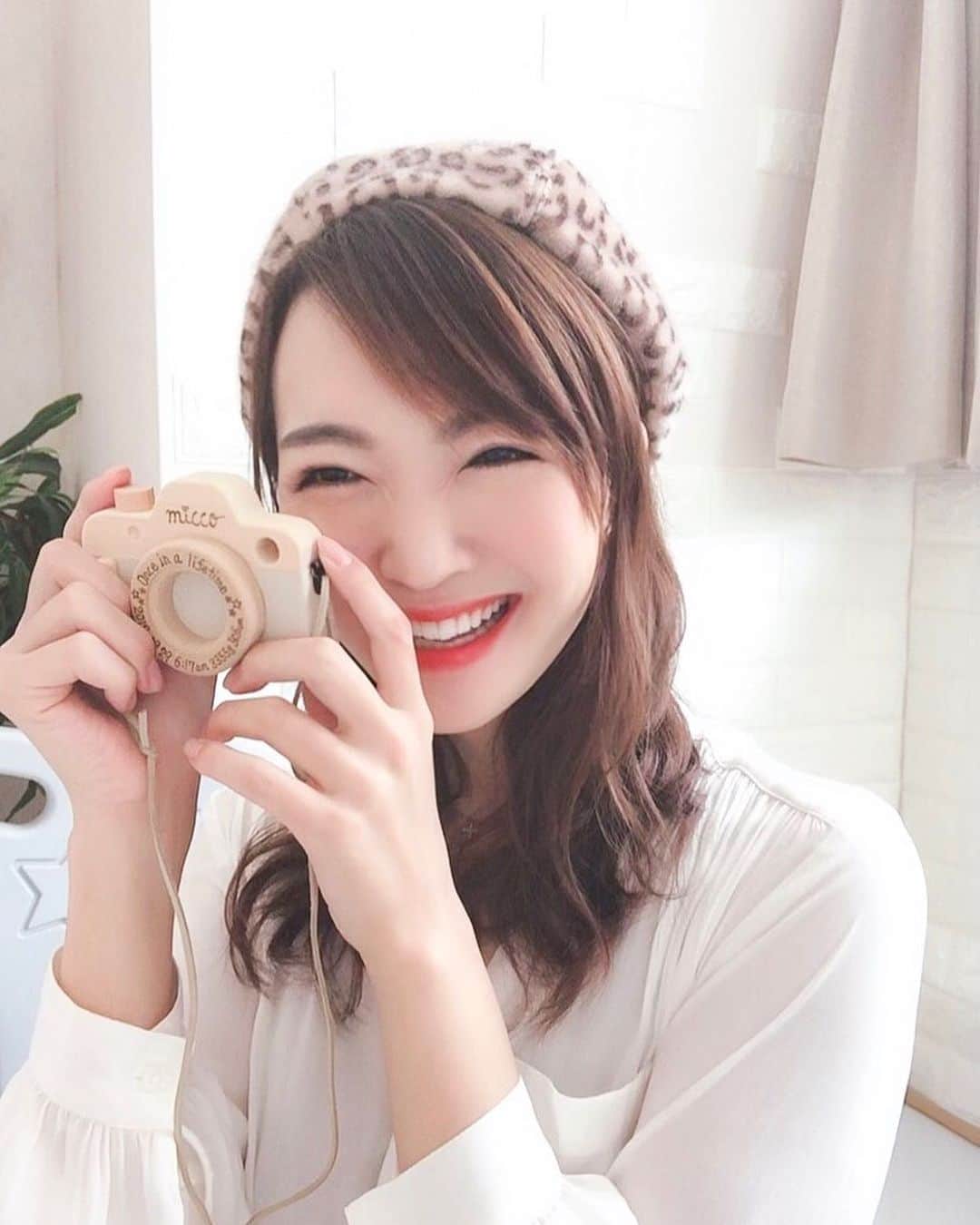 阿部桃子さんのインスタグラム写真 - (阿部桃子Instagram)「📷💕 ⠀ ⠀ こどものおもちゃであそぶおとな ⠀ 帽子も子供の。。。 ⠀ ⠀ いい大人がなにやってんだ🤷🏼‍♀️ ⠀ ⠀ ⠀ でもみんな暖かく見守ってくれる🙈ありがとう♥ ⠀ ⠀ ⠀ #子供用だって可愛きゃ被る #子供のおもちゃで遊ぶ  #だってかわいいから #もみの木カメラ」10月24日 17時07分 - abemomoko_official