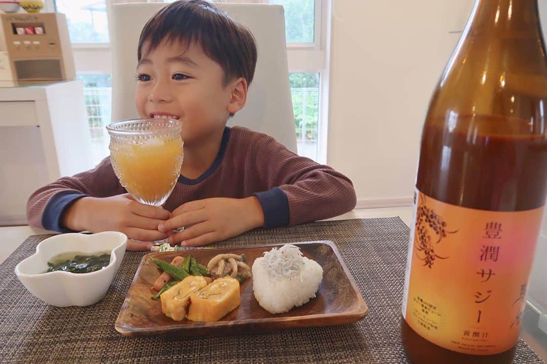 かなのインスタグラム：「． 寝起きで朝ご飯🍚 「朝ご飯はなにを食べてますか？」とDM頂いたりするんですが リアルは毎日こんな感じ🥰🙏🏻 ． ご飯派な我が家なのでパン🍞を食べることはほぼありません💦 好き嫌いもないし、量も食べれる方だけど、とにかく‼️ 時間がかかる🙄💦 それは毎食の悩み…🥺(給食はなぜか早いらしい) ． それと最近飲み始めたサジージュース🍹🧡 @finesssaji_official 200種類以上の栄養素が含まれているスーパーフルーツらしい👀✨ 100%自然原料だから子供も一緒に飲めるのが嬉しいね♡ 子供たちは野菜ジュースで割ってあげると飲みやすいみたい🙆🏻‍♀️ これから寒くなるけど家族で栄養たっぷり摂って元気に過ごすのが目標😆✨ ． ． #朝ご飯#和食派#ご飯党#豊潤サジー#美容#鉄分#サジー#健康#鉄分美活」