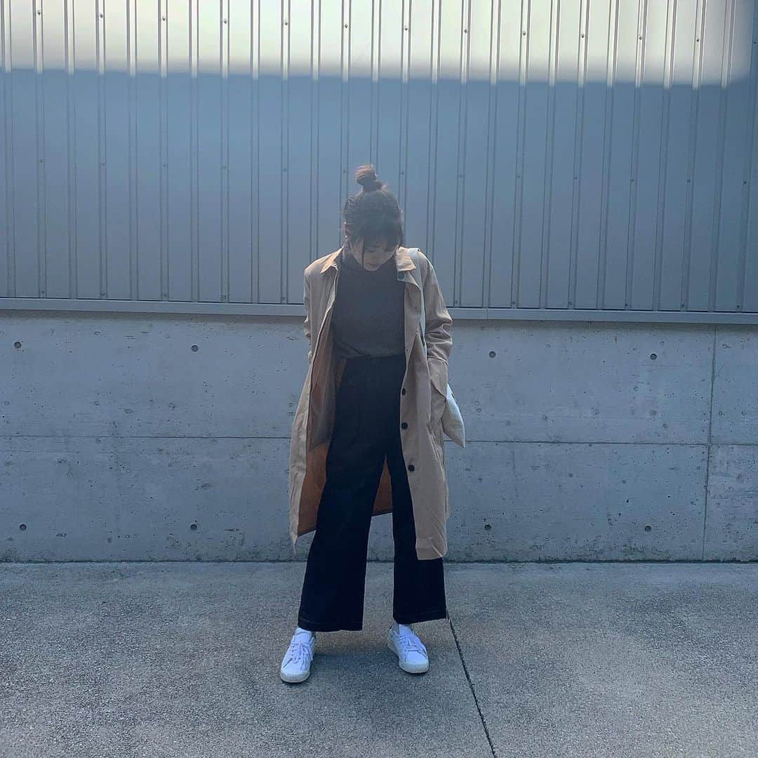 前田亜美のインスタグラム：「. . もう秋どこ？って感じで下半期は時の流れが早く感じます。薄いコートを着ました。. . もーすぐクリスマスだよ。. . . . 昨日は、電車の隣に座ってた男性が篠田麻里子さん結婚式！元AKB集結！みたいな記事を読んでいて、、チラッと見えてしまい。。私もそこに写ってました。私はそのまま静かに降りました。. . . 笑」
