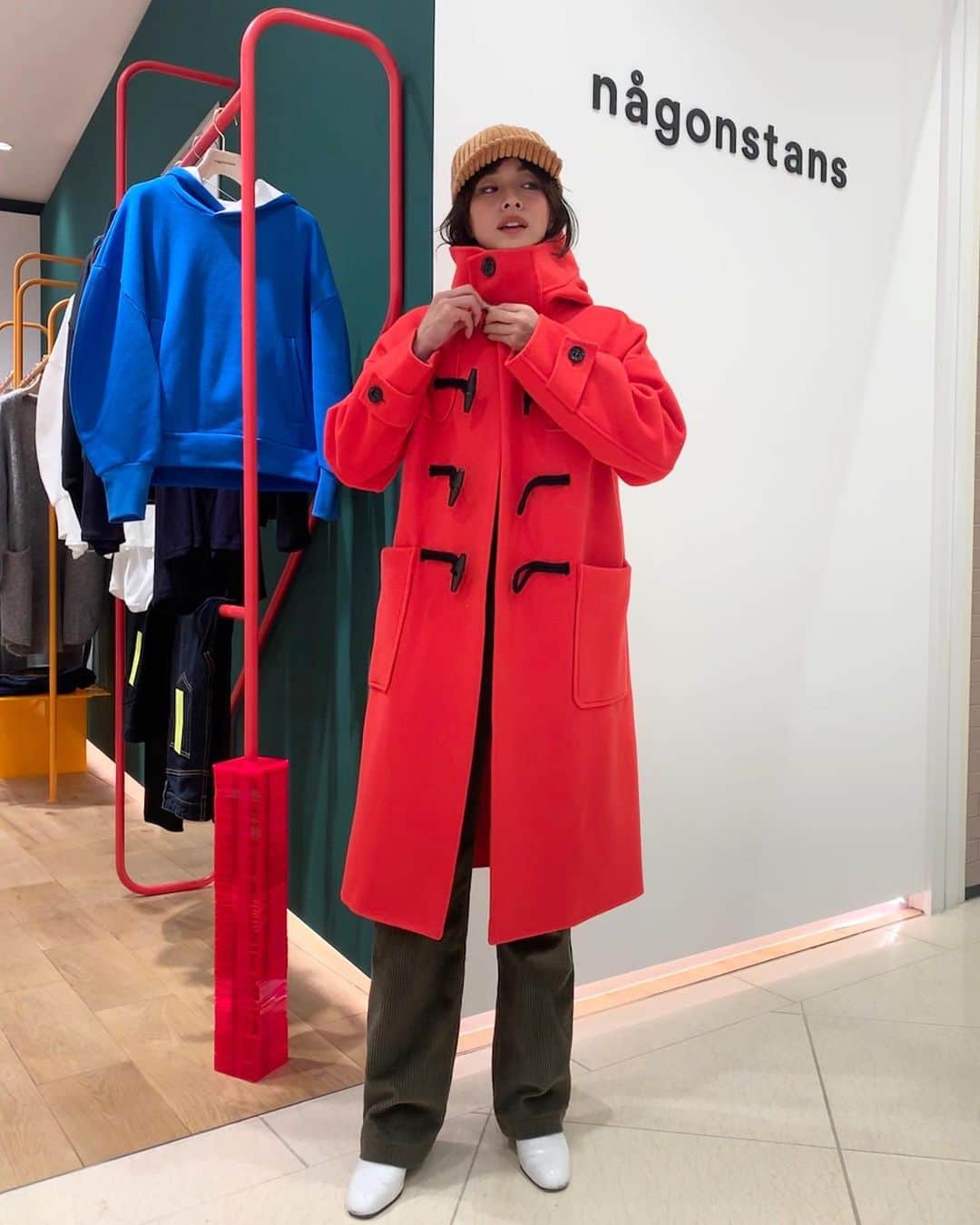 Yoshiko Kris-Webb クリス-ウェブ佳子さんのインスタグラム写真 - (Yoshiko Kris-Webb クリス-ウェブ佳子Instagram)「Back in Tokyo! I need a new coat. 帰国したら東京もすっかりコートの季節✨ 早速、10月17日に @tamagawa_sc_official 南館１階にオープンしたばかりの @nagonstans_official へ。潔い襟の立ち上がりがツボなオレンジダッフル🧡色も潔い！  スウェーデン語で「どこかへ」を意味する「någonstans（ナゴンスタンス）」。どこかへ...、チェコへ！私、11月中旬に初めてチェコ🇨🇿に行きます。耳寄り情報、大募集中🙏🏻」10月24日 17時23分 - tokyodame