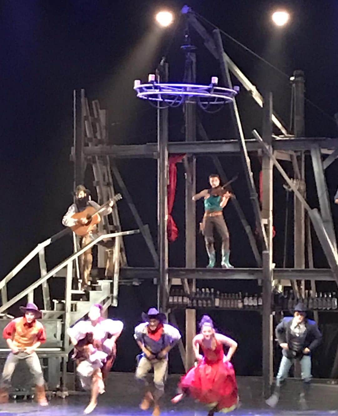 中道あすかさんのインスタグラム写真 - (中道あすかInstagram)「今日は、 #シルクエロワーズ の公演の ゲネプロにご招待いただきました🥰💕 . . .  シルクエロワーズって知ってる⁉️ .  世界50ヶ国‼️ 350万人以上を熱狂させた、 サーカス・エンターテインメントなんですが、 . .  なんと日本公演は、6年ぶりだそうで、 ファンにとっては、 待望の待望の待望ーーーーっの 日本公演‼️‼️ . . .  私は、今回初めて見たんですが、 ほんと、#ミュージカル と#サーカス の 融合って感じで、 とにかく凄かった〜っ😆❤️ . . .  西部開拓時代の酒場（サルーン）を 舞台にした内容だったんですが、 . . アーティストさん達のサーカスアクトが 凄いのはもちろんだけど、 . スリリングなだけじゃなくて、 ひとつひとつの動きや表情が ほんとに素晴らしくて、 .  ひとつのストーリーを見ている中で、 アクロバティックなサーカスも出てくるって感じ‼️ . . でも、台詞があるストーリーって わけではないから、 子供ちゃんでも大丈夫☺️💕 . . .  最後のシーソーを使った アクロバットなんて もうーーーーヒヤヒヤもんで 手に汗握りました🤣🤣‼️ . . .  特別に許可をいただいて、 撮影させていただけたので、 どんな感じだったかは、 スワイプして見てみて☺️♥️ . (ネタバレしすぎないよう、写真だけにしとくw) . . .  アクロバティックなだけじゃなくて、 ダンスとか、 コミカルなパントマイムもあるから、 . . 子供👶も大人👩も、 カップル👭も家族👨‍👩‍👧も、 . . み〜んなが楽しめる内容です🥰❤ . . .  本日はゲネプロということで 一足先に拝見させていただきましたが、 . . 上演は、明日10/25(金)からスタート‼️ . . .  11/4(月)まで公開しているので、 是非ぜひ貴重な機会なので 観に行ってみて🥰♥️ . . . .  #サーカス #ミュージカル #シルクエロワーズ #サルーン #東急シアターオーブ #稲妻のサーカス #PR #観劇#感動#レジャー#デート#おでかけ#渋谷#渋谷ヒカリエ#芸術の秋#子連れ#東京#tokyo#shibuya#渋谷#ママコーデ #トレンチコート#トレンチコートコーデ  #読者モデル#読モ#インスタグラマー#アラサー#アラサーコーデ」10月24日 17時20分 - asuroom