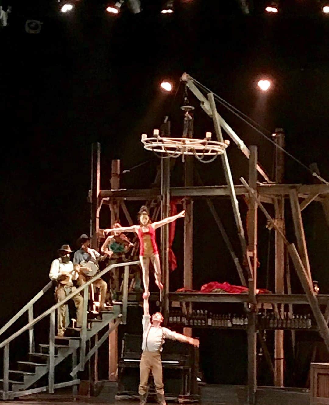 中道あすかさんのインスタグラム写真 - (中道あすかInstagram)「今日は、 #シルクエロワーズ の公演の ゲネプロにご招待いただきました🥰💕 . . .  シルクエロワーズって知ってる⁉️ .  世界50ヶ国‼️ 350万人以上を熱狂させた、 サーカス・エンターテインメントなんですが、 . .  なんと日本公演は、6年ぶりだそうで、 ファンにとっては、 待望の待望の待望ーーーーっの 日本公演‼️‼️ . . .  私は、今回初めて見たんですが、 ほんと、#ミュージカル と#サーカス の 融合って感じで、 とにかく凄かった〜っ😆❤️ . . .  西部開拓時代の酒場（サルーン）を 舞台にした内容だったんですが、 . . アーティストさん達のサーカスアクトが 凄いのはもちろんだけど、 . スリリングなだけじゃなくて、 ひとつひとつの動きや表情が ほんとに素晴らしくて、 .  ひとつのストーリーを見ている中で、 アクロバティックなサーカスも出てくるって感じ‼️ . . でも、台詞があるストーリーって わけではないから、 子供ちゃんでも大丈夫☺️💕 . . .  最後のシーソーを使った アクロバットなんて もうーーーーヒヤヒヤもんで 手に汗握りました🤣🤣‼️ . . .  特別に許可をいただいて、 撮影させていただけたので、 どんな感じだったかは、 スワイプして見てみて☺️♥️ . (ネタバレしすぎないよう、写真だけにしとくw) . . .  アクロバティックなだけじゃなくて、 ダンスとか、 コミカルなパントマイムもあるから、 . . 子供👶も大人👩も、 カップル👭も家族👨‍👩‍👧も、 . . み〜んなが楽しめる内容です🥰❤ . . .  本日はゲネプロということで 一足先に拝見させていただきましたが、 . . 上演は、明日10/25(金)からスタート‼️ . . .  11/4(月)まで公開しているので、 是非ぜひ貴重な機会なので 観に行ってみて🥰♥️ . . . .  #サーカス #ミュージカル #シルクエロワーズ #サルーン #東急シアターオーブ #稲妻のサーカス #PR #観劇#感動#レジャー#デート#おでかけ#渋谷#渋谷ヒカリエ#芸術の秋#子連れ#東京#tokyo#shibuya#渋谷#ママコーデ #トレンチコート#トレンチコートコーデ  #読者モデル#読モ#インスタグラマー#アラサー#アラサーコーデ」10月24日 17時20分 - asuroom