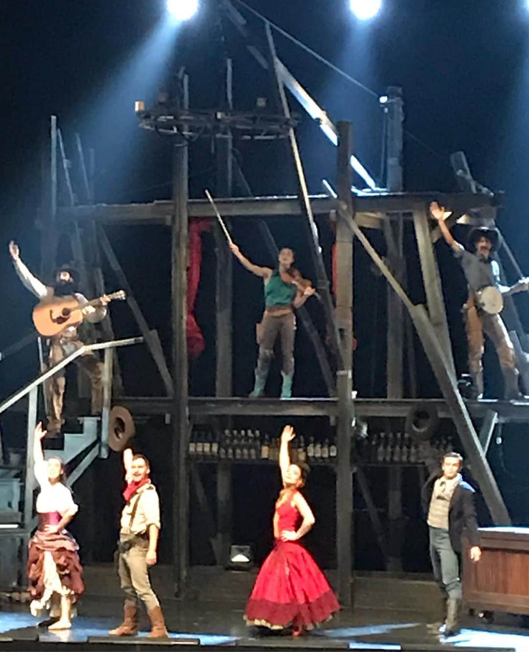 中道あすかさんのインスタグラム写真 - (中道あすかInstagram)「今日は、 #シルクエロワーズ の公演の ゲネプロにご招待いただきました🥰💕 . . .  シルクエロワーズって知ってる⁉️ .  世界50ヶ国‼️ 350万人以上を熱狂させた、 サーカス・エンターテインメントなんですが、 . .  なんと日本公演は、6年ぶりだそうで、 ファンにとっては、 待望の待望の待望ーーーーっの 日本公演‼️‼️ . . .  私は、今回初めて見たんですが、 ほんと、#ミュージカル と#サーカス の 融合って感じで、 とにかく凄かった〜っ😆❤️ . . .  西部開拓時代の酒場（サルーン）を 舞台にした内容だったんですが、 . . アーティストさん達のサーカスアクトが 凄いのはもちろんだけど、 . スリリングなだけじゃなくて、 ひとつひとつの動きや表情が ほんとに素晴らしくて、 .  ひとつのストーリーを見ている中で、 アクロバティックなサーカスも出てくるって感じ‼️ . . でも、台詞があるストーリーって わけではないから、 子供ちゃんでも大丈夫☺️💕 . . .  最後のシーソーを使った アクロバットなんて もうーーーーヒヤヒヤもんで 手に汗握りました🤣🤣‼️ . . .  特別に許可をいただいて、 撮影させていただけたので、 どんな感じだったかは、 スワイプして見てみて☺️♥️ . (ネタバレしすぎないよう、写真だけにしとくw) . . .  アクロバティックなだけじゃなくて、 ダンスとか、 コミカルなパントマイムもあるから、 . . 子供👶も大人👩も、 カップル👭も家族👨‍👩‍👧も、 . . み〜んなが楽しめる内容です🥰❤ . . .  本日はゲネプロということで 一足先に拝見させていただきましたが、 . . 上演は、明日10/25(金)からスタート‼️ . . .  11/4(月)まで公開しているので、 是非ぜひ貴重な機会なので 観に行ってみて🥰♥️ . . . .  #サーカス #ミュージカル #シルクエロワーズ #サルーン #東急シアターオーブ #稲妻のサーカス #PR #観劇#感動#レジャー#デート#おでかけ#渋谷#渋谷ヒカリエ#芸術の秋#子連れ#東京#tokyo#shibuya#渋谷#ママコーデ #トレンチコート#トレンチコートコーデ  #読者モデル#読モ#インスタグラマー#アラサー#アラサーコーデ」10月24日 17時20分 - asuroom