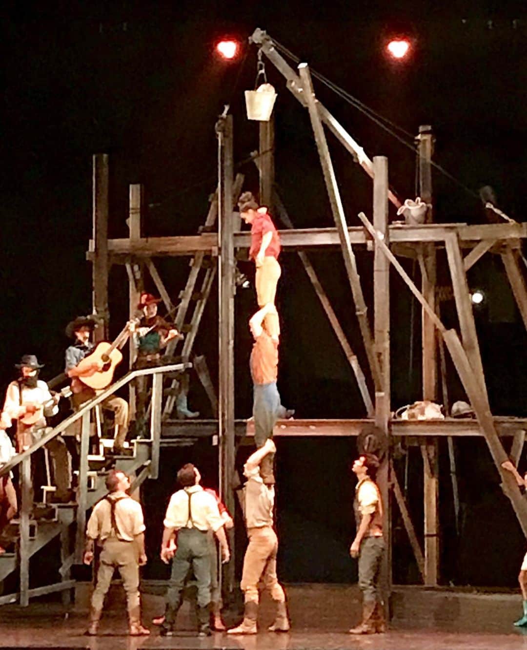 中道あすかさんのインスタグラム写真 - (中道あすかInstagram)「今日は、 #シルクエロワーズ の公演の ゲネプロにご招待いただきました🥰💕 . . .  シルクエロワーズって知ってる⁉️ .  世界50ヶ国‼️ 350万人以上を熱狂させた、 サーカス・エンターテインメントなんですが、 . .  なんと日本公演は、6年ぶりだそうで、 ファンにとっては、 待望の待望の待望ーーーーっの 日本公演‼️‼️ . . .  私は、今回初めて見たんですが、 ほんと、#ミュージカル と#サーカス の 融合って感じで、 とにかく凄かった〜っ😆❤️ . . .  西部開拓時代の酒場（サルーン）を 舞台にした内容だったんですが、 . . アーティストさん達のサーカスアクトが 凄いのはもちろんだけど、 . スリリングなだけじゃなくて、 ひとつひとつの動きや表情が ほんとに素晴らしくて、 .  ひとつのストーリーを見ている中で、 アクロバティックなサーカスも出てくるって感じ‼️ . . でも、台詞があるストーリーって わけではないから、 子供ちゃんでも大丈夫☺️💕 . . .  最後のシーソーを使った アクロバットなんて もうーーーーヒヤヒヤもんで 手に汗握りました🤣🤣‼️ . . .  特別に許可をいただいて、 撮影させていただけたので、 どんな感じだったかは、 スワイプして見てみて☺️♥️ . (ネタバレしすぎないよう、写真だけにしとくw) . . .  アクロバティックなだけじゃなくて、 ダンスとか、 コミカルなパントマイムもあるから、 . . 子供👶も大人👩も、 カップル👭も家族👨‍👩‍👧も、 . . み〜んなが楽しめる内容です🥰❤ . . .  本日はゲネプロということで 一足先に拝見させていただきましたが、 . . 上演は、明日10/25(金)からスタート‼️ . . .  11/4(月)まで公開しているので、 是非ぜひ貴重な機会なので 観に行ってみて🥰♥️ . . . .  #サーカス #ミュージカル #シルクエロワーズ #サルーン #東急シアターオーブ #稲妻のサーカス #PR #観劇#感動#レジャー#デート#おでかけ#渋谷#渋谷ヒカリエ#芸術の秋#子連れ#東京#tokyo#shibuya#渋谷#ママコーデ #トレンチコート#トレンチコートコーデ  #読者モデル#読モ#インスタグラマー#アラサー#アラサーコーデ」10月24日 17時20分 - asuroom
