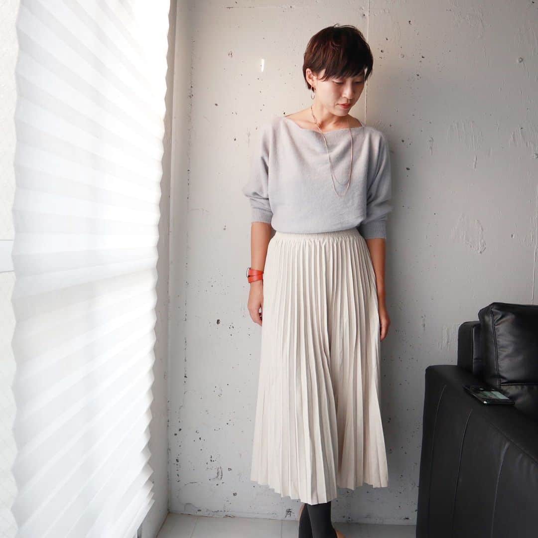 Yukarisuminoさんのインスタグラム写真 - (YukarisuminoInstagram)「女性らしい秋コーデにしてみました！ 上下 @fifth_store のもの。 トップスは柔らかい着心地とボートネックが女性らしいのです。Mサイズがちょうど良いです。 スカートはスエードライクなプリーツスカートのブラウンが気に入りすぎて色違いのアイボリーも揃えてしまいました。軽くて履きやすいのも最高です。こちらもMサイズ。 2点買うと40%offみたいです♡  #アラフォーママ #アラフォーファッション #ママファッションプチプラ #ママ #コーディネート #アラフォーコーディネート #アラフォーママコーデ  #locari #jマダムのおしゃれ #レスブリス #秋コーデ #小学生ママ #きれいめカジュアル #スカートコーデ　#fifth #fifthtl #フィフス #ソフトタッチドルマンニット #プリーツスエードロングスカート」10月24日 17時22分 - yukarisumino