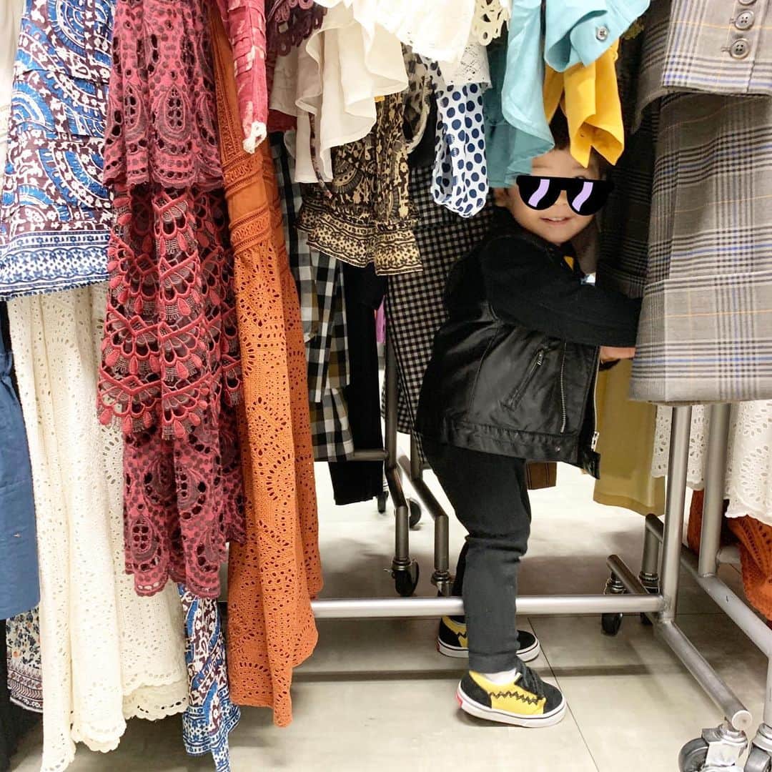 安田美沙子さんのインスタグラム写真 - (安田美沙子Instagram)「私服。 knit... @therow shoes.. #alexanderwang  仲良しみんなと、お洋服のセール後焼肉✨息子、時間と共にはしゃぎ出す。母ちゃんの買い物に付き合ってくれてありがとう❤️」10月24日 17時30分 - yasuda_misako