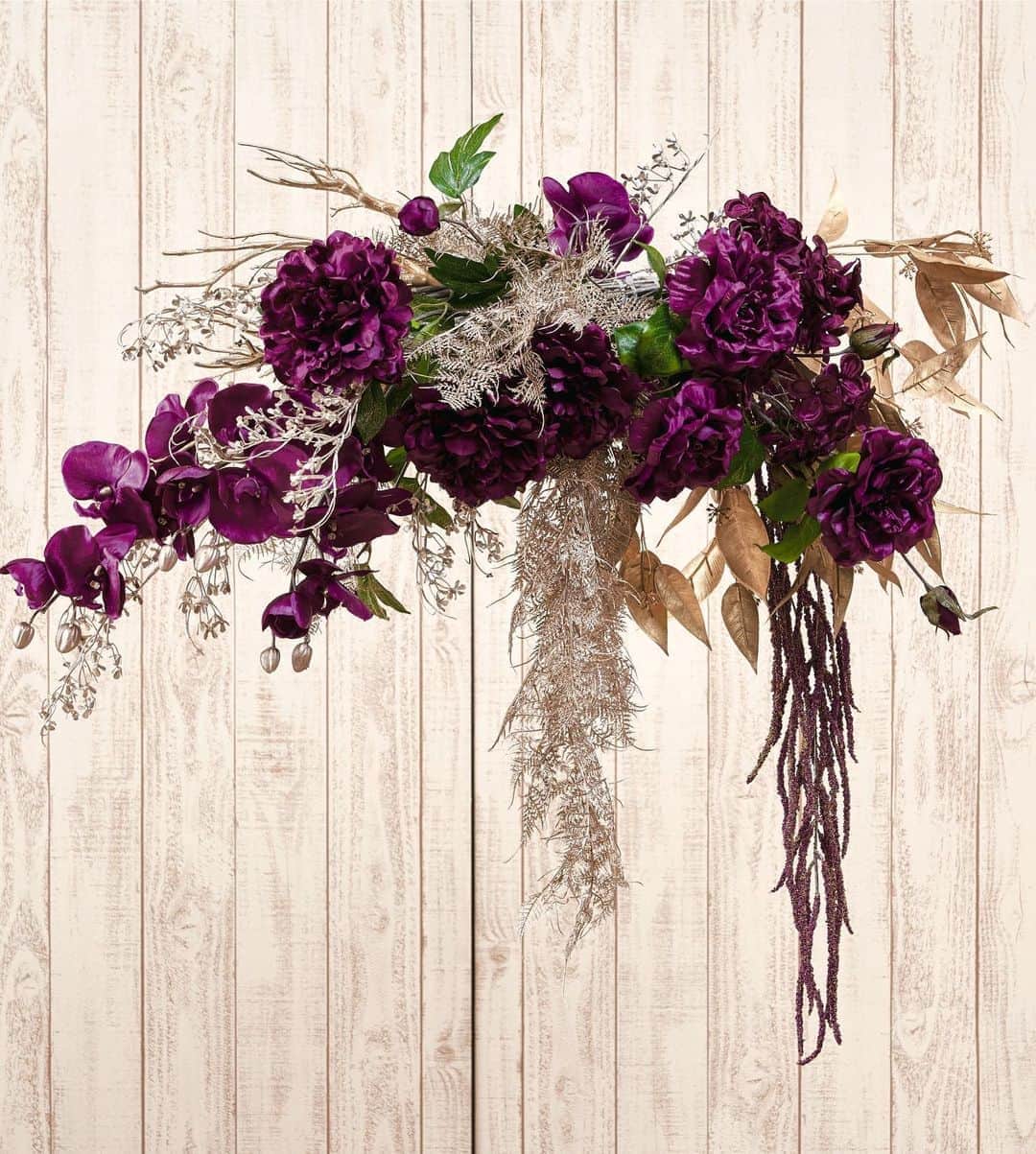 東京堂アーティフィシャルフラワーMAGIQのインスタグラム：「【アーティフィシャルで季節を迎える】〜Winter Flower Home Decoration(ウィンターフラワー ホームデコレーション) ・ (材料明細) FX9354  ヴィオラファレノ FX9351  ヴィオラオープンローズ FX9352  ヴィオラピオニー FX9353  ヴィオラハイドレンジア FX1745  ヴィオラアマランサス FX3730  ゴールドマンザニータ FX731  リュクス細葉ユーカリ FX8920  ㊿　シャンテミニフラワースプレー FX6802  ㊿　ディップルシダーバイン ・ 【ハッピーハロウィンキャンペーン】開催中❗️ ○期間:10/4(金)〜10/24(木) 🔸参加方法🔸 ＠magiq.jp プロフィールURLサイト から詳細の確認の上参加お願いします。 #magiqハロウィン2019 ・ #TOKYODO#MAGIQ#MAGIQのある暮らし#東京堂#アーティフィシャルフラワー#アーティフィシャル#アートフラワー#造花#花のある暮らし#花のある生活 #花好きな人と繋がりたい#フラワーデザイン#フラワーアレンジメント#フラワーアレンジ#アレンジメント#花が好き#花を飾る#artificial#artificialflower #flowerofinstagram #flowersoninstagram#winterflowers #花藝#插花#花藝課#保鮮花#不凋花#꽃스타그램#조화」