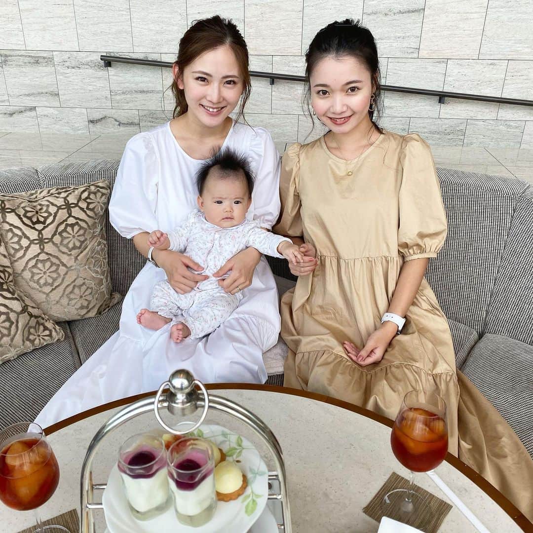 姫野れみのインスタグラム：「afternoon tea ☕︎ 娘は女子会デビュー 👶🏼👗✨ 仲良しの先輩との女子会が３人に ♡ ご機嫌に一緒にたくさんお話して、 まったり素敵なひと時でした〜⌚︎✨ ワンピースはたまたま色違いだったので この日に合わせて♡ ・ #洋服がたまたまおそろい #2回目 #たまたま髪型も時計の色まで一緒😂 #baby #girl #mamagirl #babygirl #赤ちゃん #ベビー #女の子ベビー #女の子 #赤ちゃんのいる生活 #女子会」