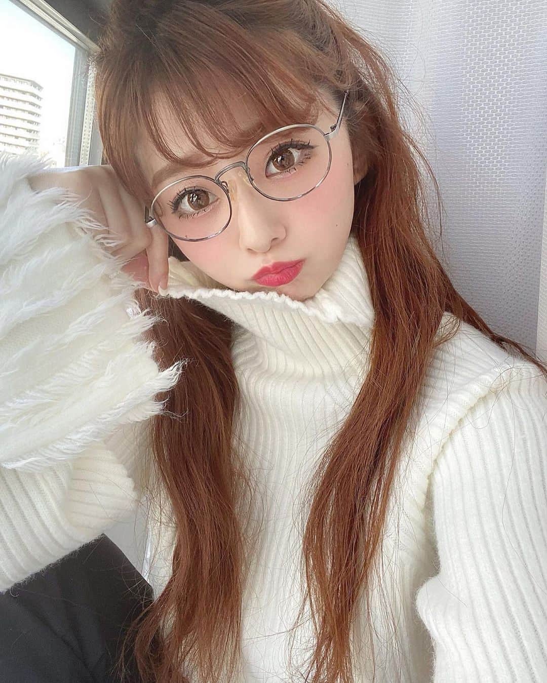 のインスタグラム：「❤︎ 自撮りとか久々にした🤳 から載せてみる( ◠‿◠ )。 . 台風の影響で到着遅れてたニット やっと到着したぁあぁあ 手のとこデザイン変わっててしゅき。 この冬沢山着よう☃️❄️💞 . . #眼鏡女子 #眼鏡 #ニット #変形 #ハーフアップ #ハーフアップアレンジ #ハーフアップお団子 #ロングヘアー #自撮り #あざとい #あざとい系女子 #久しぶりの投稿 #自まつ毛 #selfie #selca #me #l4l」