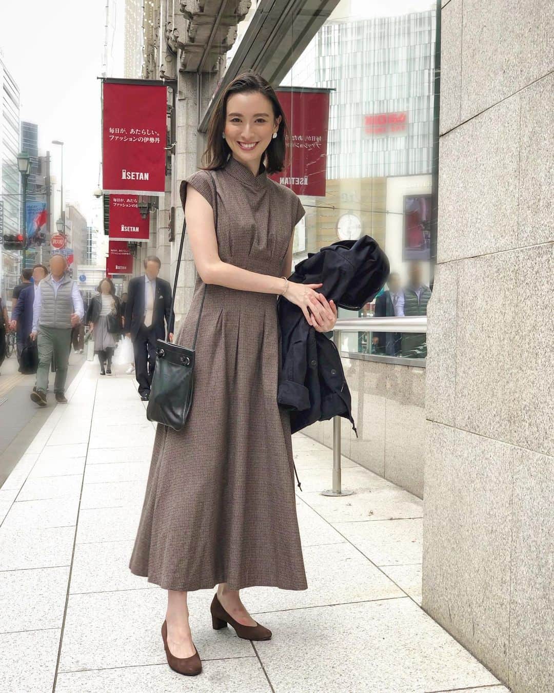 前田紀至子のインスタグラム：「以前投稿したオーダーメイドパンプスが届いたので早速それを履いてその足で伊勢丹へ。伊勢丹中心に世界が回ってる気分がして何ともいい感じです。 （11月には更に素敵なお知らせも出来るかも！） こんなに足に合って楽なパンプスってある？と驚くほど楽で、オーダーメイドを素晴らしさをしみじみ実感。 今回はディレクションしているルジュールの千鳥格子ワンピースに合わせたくてブラウンスウェードでチャレンジしたのですが、色味も予想通り（というか予想以上）の仕上がりで大満足、これはコスパ高い！ 足型はデータとしてストックされているそうなので今後も必要に応じてバリエーションを増やしていきたいな。 伊勢丹新宿店本館2階FITTING LABでオーダー出来るので、気になる方は是非どうぞ。  #伊勢丹新宿店#婦人靴#パンプスコーデ #isetanshinjuku#isetan#fittinglab#pr @isetanshoes」