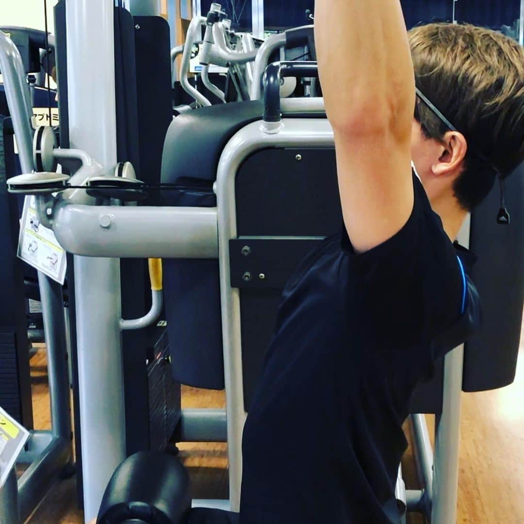 SHINPEIのインスタグラム：「山葵くん、樹くんと筋トレしてきました！﻿ ﻿ さすが2人ともドラマーだからか、表面の筋肉だけじゃなく全身の体幹が強いなぁ。﻿ ﻿ 制作作業が続いてた日々でカラダがなまってたので、良いリフレッシュの時間になったよ﻿。 ありがとうー！」