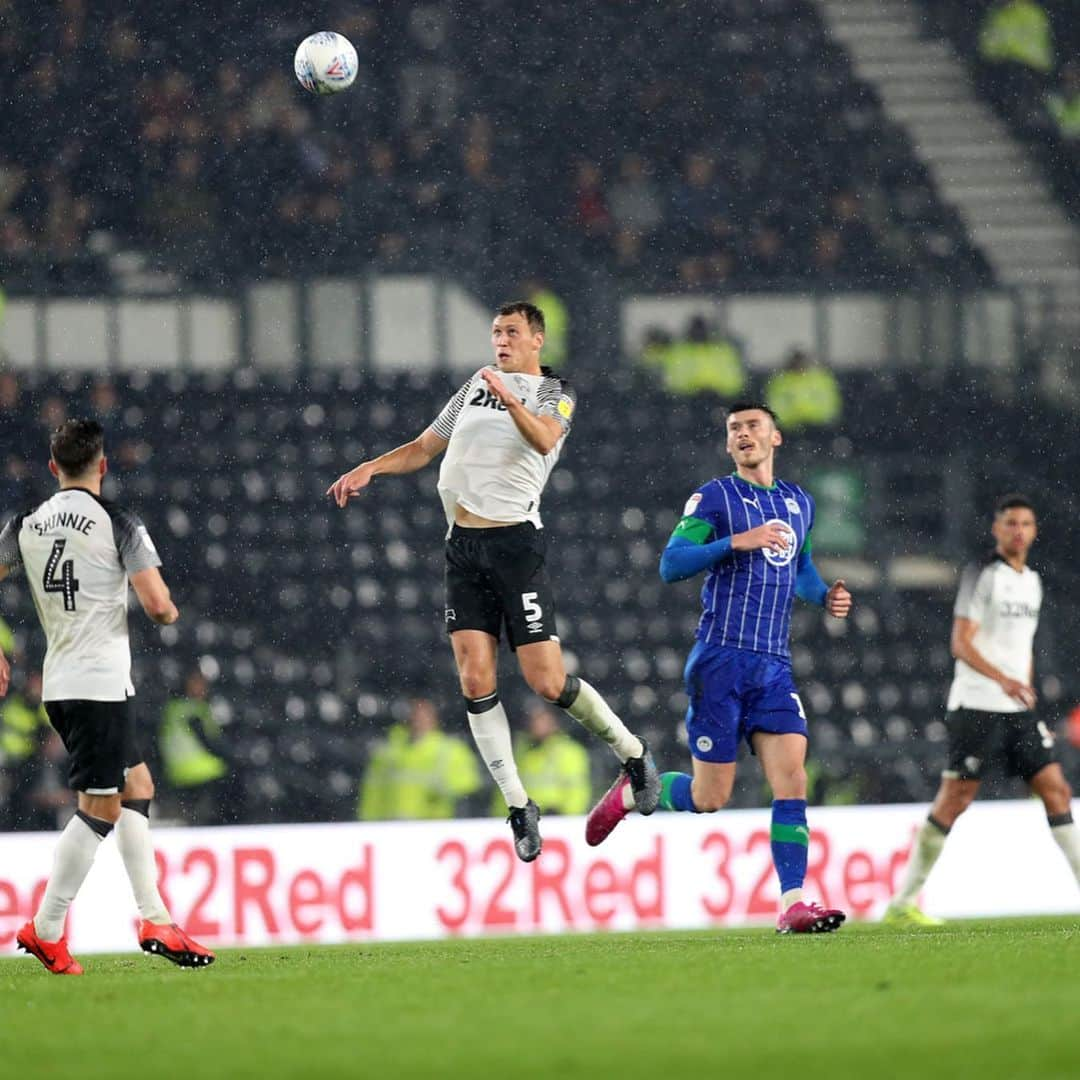 クリスティアン・ビエリクさんのインスタグラム写真 - (クリスティアン・ビエリクInstagram)「Very important win yesterday! Well done team 🐑 #dcfc」10月24日 17時50分 - krystianbielik