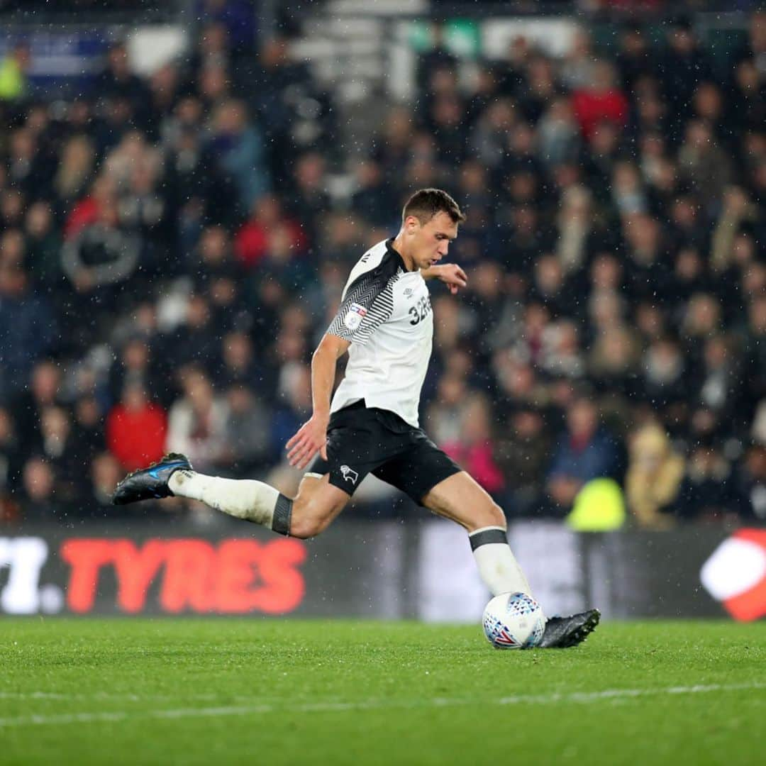 クリスティアン・ビエリクさんのインスタグラム写真 - (クリスティアン・ビエリクInstagram)「Very important win yesterday! Well done team 🐑 #dcfc」10月24日 17時50分 - krystianbielik