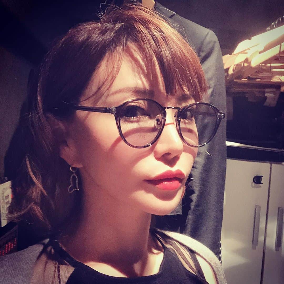 里美ゆりあのインスタグラム：「@tres.jewelry の#サングラス  レンズが、少ししか暗くないから夜かけてても不自然じゃないし転ける心配もなさそう（・ω・✌ ブラウンもあってどっちも素敵🎶  クーポンコード【300TR】でお得にお買い物出来るよ♬︎♡」