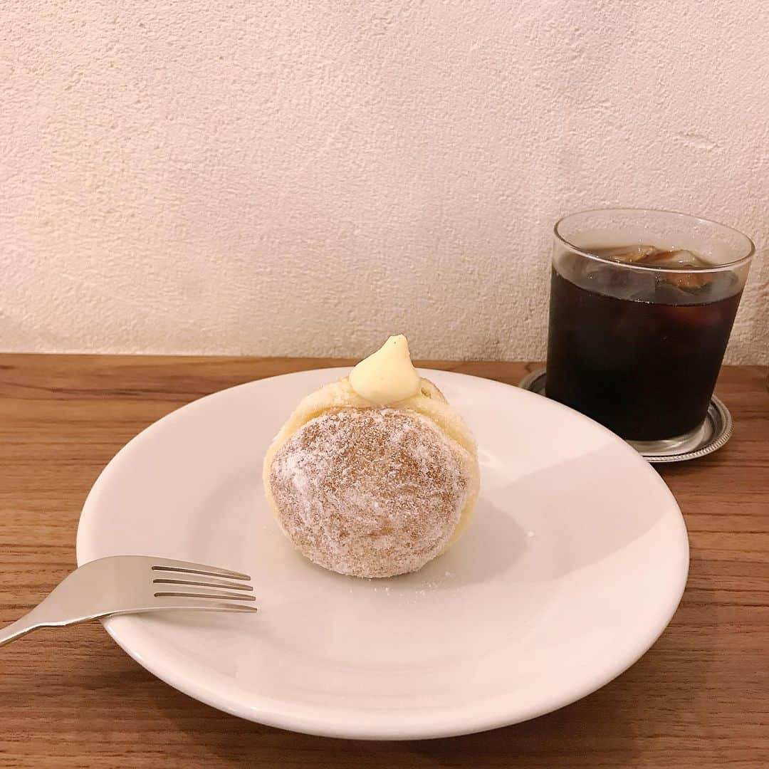 木本泉さんのインスタグラム写真 - (木本泉Instagram)「-﻿ このドーナツ🍩﻿ ﻿ 本当にふわふわモチモチ、中のクリームはしっとり甘すぎず何とも美味しいドーナツ。﻿ ﻿ 横で食べ方まで妹が指導 笑。﻿ ﻿ 美味しいすぎて、、、はい、ミニサイズを2つ食べました笑﻿ ﻿ 大満足💓﻿ ﻿ 絶品すぎるドーナツでした！﻿ ﻿ #kew#京都カフェ#カフェ#cafe#ドーナツ屋#ドーナツ﻿ ﻿ ﻿」10月24日 17時53分 - izumikimoto
