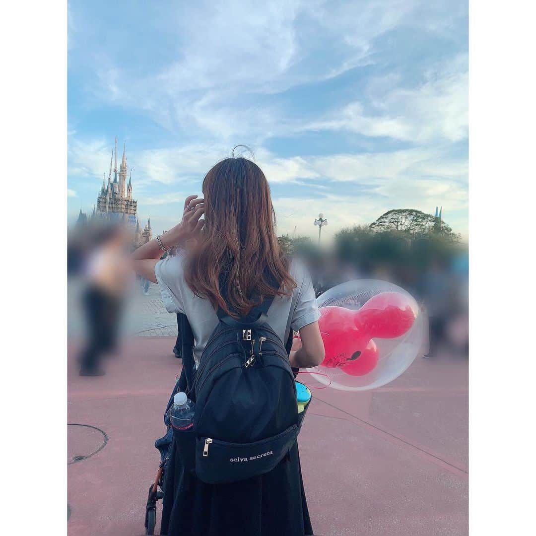 川崎希さんのインスタグラム写真 - (川崎希Instagram)「ディズニーランドとディズニーシーをひさびさにはしごしたよ〜💓💓💓 この風船はシーにはなくてランド限定だよ やっぴ〜🌟🌟🌟 #ディズニーランド #mickeyballoons」10月24日 17時57分 - kawasakinozomi