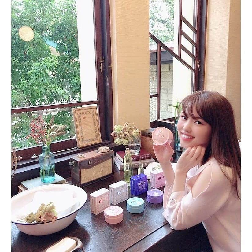 のインスタグラム：「#ロゼット洗顔パスタ90周年記念プレスイベント に参加してきたよ✨ . 実は日本で初めてクリーム状洗顔を発売したのは@rosette_pasta_official なんだって♪ . しかもパッケージが面白くて、ギュッと押したらクリーム状の洗顔料が出てくるの○o。. . イオウ成分配合で、肌の角質を、柔らかくしてくれるから、触りたくなるようなふんわり肌にしてくれるの♡ . ニキビや肌荒れにもいいし、ココナッツオイルなども配合してるから、サッパリと洗い上がるけど、ちゃんとしっとり感も残してくれるの☆ . ボディケアにも使えるから、これ1つで全身のケアが出来るよ☺💕 . #PR #ロゼット #ロゼット洗顔パスタ #ロゼット洗顔パスタ90周年記念プレスイベント #beauty #cosmetic #skincare #美容 #スキンケア #洗顔 #instabeauty」