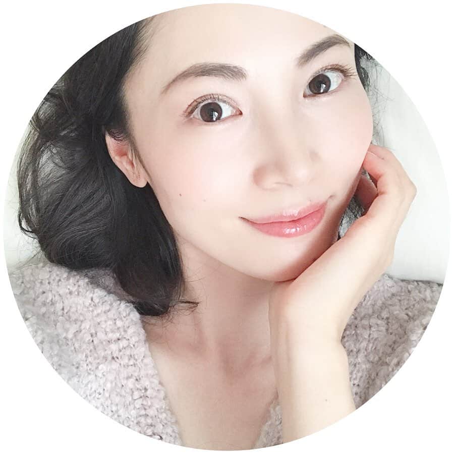 日高薫のインスタグラム：「自分へのご褒美コスメ😉❤️ ディオール　プレステージの新作クリームに癒されます🥰 💛最先端のテクノロジーと五感に響く心地良さを融合した独自のフォーミュラ。 100%ナチュラルで肌への浸透性の高い保湿成分を配合した濃密なバームテクスチャーが肌になじませた瞬間に指の下で溶け、肌を満足させながら究極な心地良さで包み込みます グランヴィルローズの繊細な花びらのように、なめらかで弾力のあるハリ感と艶を讃えた肌へ  #dior#ディオール #ディオールコスメ #プレステージ #クリーム #ご褒美コスメ#グランヴィルローズ #保湿クリーム #保湿ケア #保湿 #beauty #instabeauty」