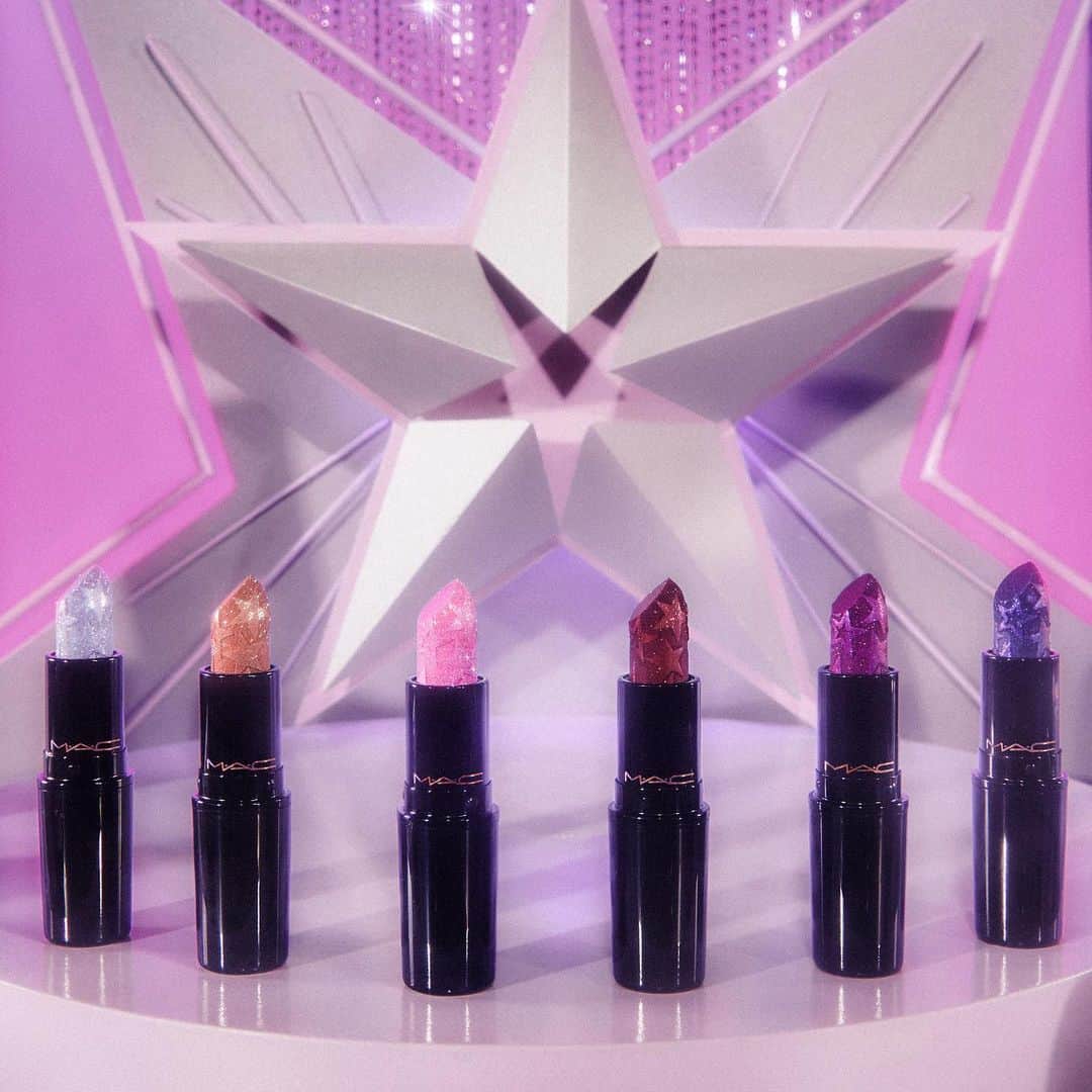 M∙A∙C Cosmetics Japanのインスタグラム：「ㅤ 【明日全国発売】 空に瞬く星のようにキラキラとした輝きを放つクリーミーで高発色なホリデー限定リップ💄星屑のような輝きを口元にまとって✨ ㅤ ㅤ *10/23(水) 公式オンライン先行販売中 *10/25(金) 全国発売 ㅤ #MACHoliday #MACクリスマスコフレ2019 ㅤ ㅤ ㅤ ㅤ ㅤ #MACCosmeticsJapan #MACコスメ #MACCosmetics #コスメ #メイク #ホリデー #コフレ #クリスマスコフレ #クリスマスコフレ2019 #ホリデーシーズン #クリスマスプレゼント #リップ #ラメメイク #口紅 #ホリデーコフレ #コスメ購入品 #makeup #cosme #cosmetics #holiday #holidaymakeup #holidaycollection #holidays #holiday2019」
