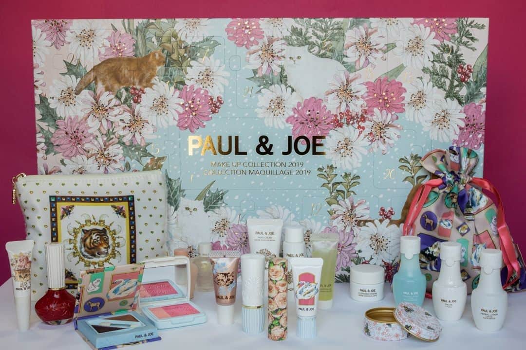 のインスタグラム：「・⠀ The box is adorned with the brand’s floral symbol, the chrysanthemum, as well as designer Sophie’s cats Gypsy and Nunette. ⠀ Inside are 24 products including makeup items for imparting snow-like translucency and radiance to your visage, as well as skincare and body care items.⠀ ⠀ ■PAUL & JOE MAKE UP COLLECTION 2019⠀ Available from 11/1(Fri)⠀ ⠀ *Check your local market for availability*⠀ ⠀ #PaulandJoe #paulandjoebeaute #ポールアンドジョー #ポールアンドジョー #クリスマスコフレ #クリスマスコフレ2019 #アドベントカレンダー #限定コスメ #happyholidays #Christmas #adventcalendar #catofinstagram #holidaymakeup #holidaycollection #holidaygifts #holiday #gift #ギフト #クリスマス #LetitSnow」