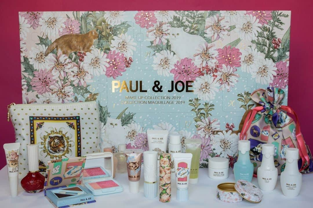 PAUL & JOE BEAUTEさんのインスタグラム写真 - (PAUL & JOE BEAUTEInstagram)「・⠀ The box is adorned with the brand’s floral symbol, the chrysanthemum, as well as designer Sophie’s cats Gypsy and Nunette. ⠀ Inside are 24 products including makeup items for imparting snow-like translucency and radiance to your visage, as well as skincare and body care items.⠀ ⠀ ■PAUL & JOE MAKE UP COLLECTION 2019⠀ Available from 11/1(Fri)⠀ ⠀ *Check your local market for availability*⠀ ⠀ #PaulandJoe #paulandjoebeaute #ポールアンドジョー #ポールアンドジョー #クリスマスコフレ #クリスマスコフレ2019 #アドベントカレンダー #限定コスメ #happyholidays #Christmas #adventcalendar #catofinstagram #holidaymakeup #holidaycollection #holidaygifts #holiday #gift #ギフト #クリスマス #LetitSnow」10月24日 18時00分 - paulandjoe_beaute