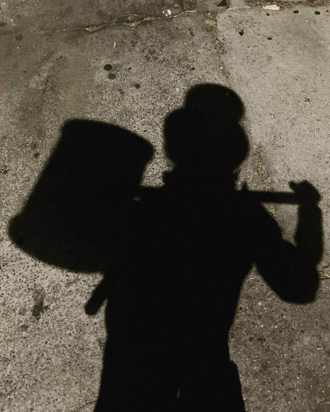 ボニー・モーガンのインスタグラム：「My midnight shadow on Hollywood Blvd 😜👻🎃 Squeak softy and carry a BIG hammer #stuntmenace #adventuresofbendybonnie #clowningaround #iloveithere #latenightinhollywood #shenanigans  #themostwonderfultimeoftheyear #bendybonnie」