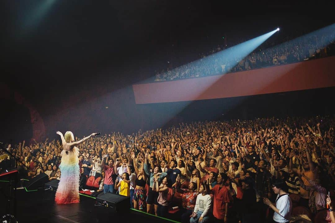 カーリー・レイ・ジェプセンさんのインスタグラム写真 - (カーリー・レイ・ジェプセンInstagram)「Last night was magical. Thank you Manila xxx 📸@alexkaneperkins」10月24日 18時11分 - carlyraejepsen