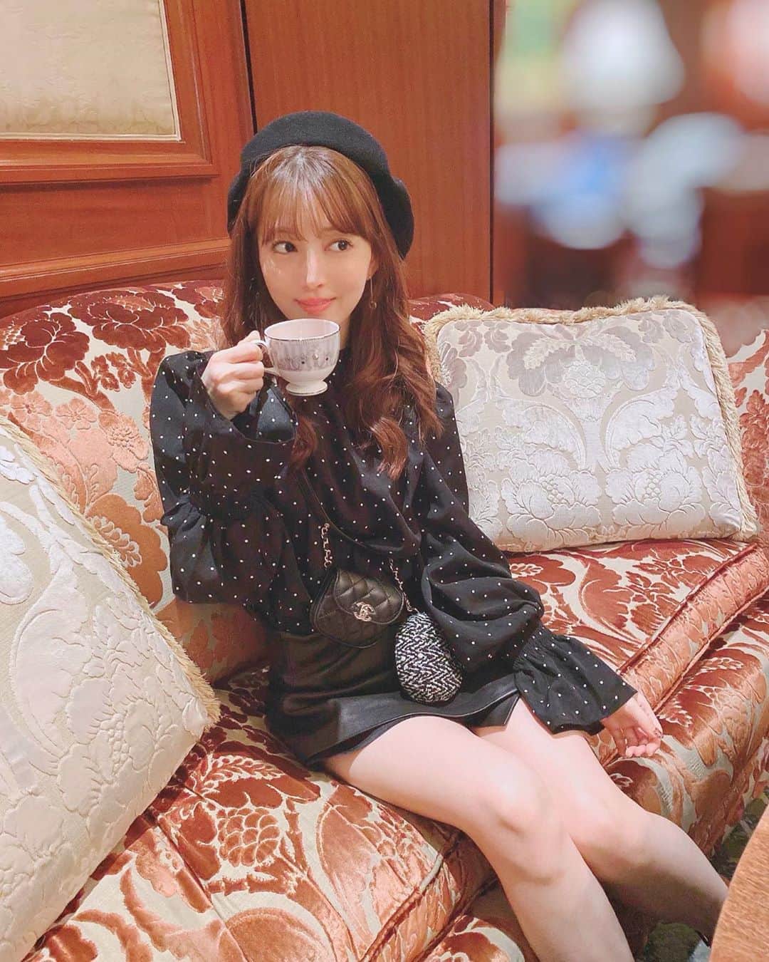 麻亜里さんのインスタグラム写真 - (麻亜里Instagram)「いつかの私服❤︎ 最近はブラックにハマっています🤩 . #ootd #rosebud #alexanderwang #chanel #laulhere #ベレー帽 #ベレー帽コーデ #ドットブラウス #レザースカート #ブラックコーデ」10月24日 18時11分 - maari.0108