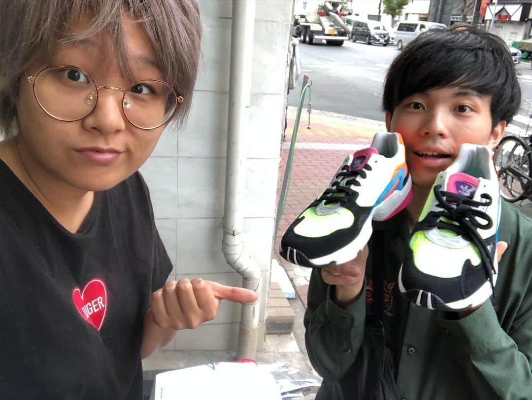 のインスタグラム：「‪いなちろ（短大中退）に誕生日プレゼントで靴もらった！！！‬ ‪6色の靴！‬ ‪同じ靴ずっと履いてたから助かったー！！‬ ‪こないだライブのMCで誕生日プレゼントごねた甲斐があった。‬ #いなかのくるま #花子師匠」