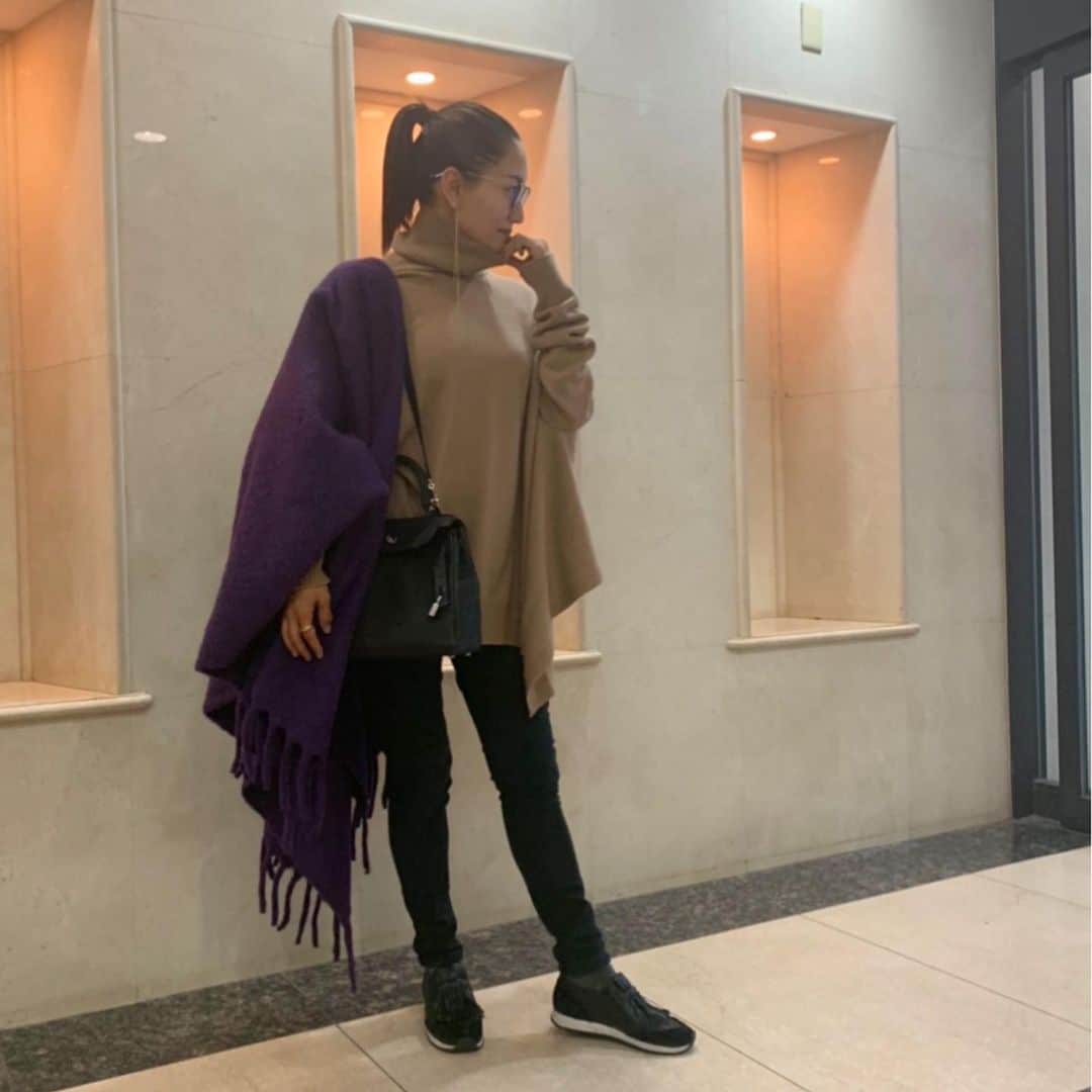 亀恭子のインスタグラム：「最近、 ベージュ〜キャメルを行ったり来たり。 . . . 基本 黒派だけど、 これだけ茶系が豊富な年だと さすがに手が出ます。 今日はキャメルにパープルのメガストールをプラス。 . . ちなみに中1の頃は キャメルカラーをこよなく愛してました。 ダッフルコートとか… 今思えば 13歳には大人なセレクトかも。 . . ちなみに、 ニットは腕を広げると ※2枚目 ジュディオングさんの「魅せられて」ばりに広がります。 . . today's… #fashion #ootd #kkstyle #tokyo #kamescloset #knit #maisonmargiela #stole #aton #bag #hermes #shoes #tods #autumn」