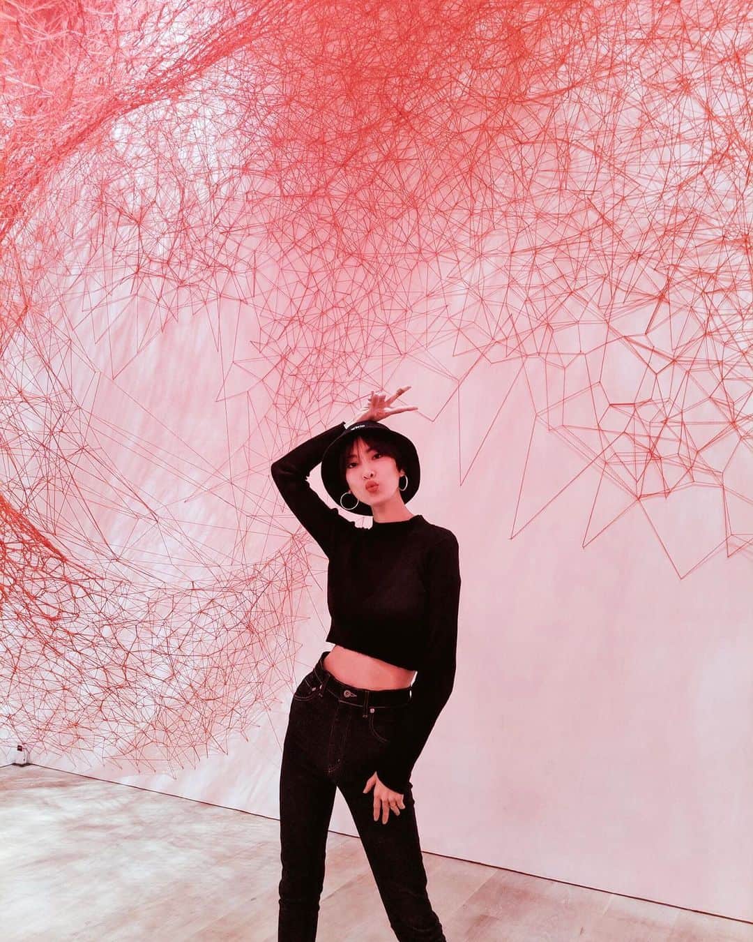 ソンイのインスタグラム：「芸術の秋👩🏻‍🎨🎨 先日雨の日の休日に森美術館へお出かけ🏢🚗 塩田千春展「魂がふるえる」 / バスキア展「メイド・イン・ジャパン」を見れて大満足な雨の日家族デートでした☔️🎫 ベビーカーだと優先案内していただけて並ばずに入れたのでパパママさんにもオススメ🥰」