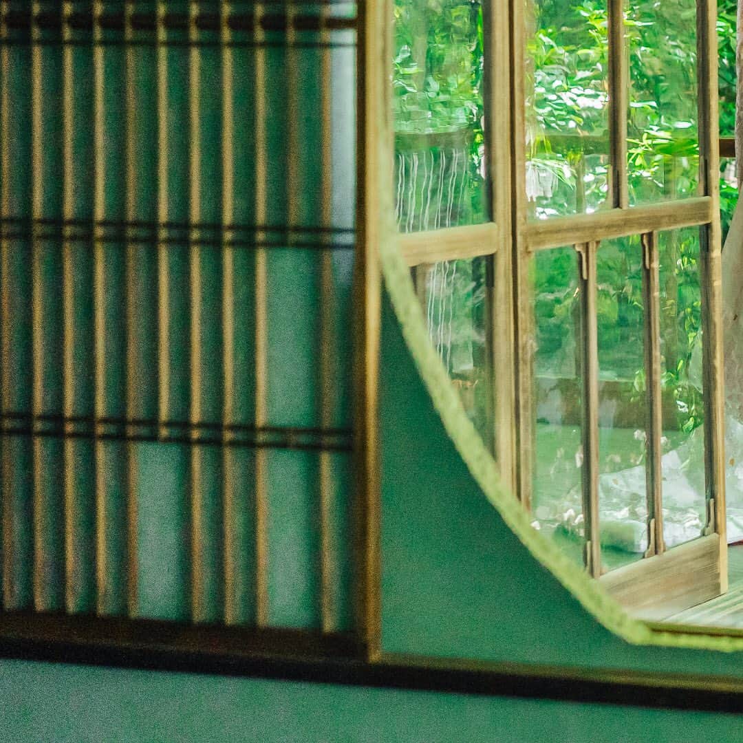 アカガネリゾート京都東山1925のインスタグラム：「京都東山に佇む緑豊かな美邸 門をくぐればそこは、静かな別世界 ウェディングの理想を集めた プライベートリゾート  AKAGANE RESORTに一歩足を踏み入れたとき 観光地としてにぎわう東山の中心とは思えないほどの 静寂の森がゲストを非日常に誘う  洋装和装どちらも映える新緑の中での記念撮影や前撮りは 美しい一瞬を切り取り、いつまでも残る最高の1枚に ㅤㅤㅤㅤㅤㅤㅤㅤㅤㅤㅤㅤㅤ ㅤㅤㅤㅤㅤㅤㅤㅤㅤㅤㅤㅤㅤ ㅤㅤㅤㅤㅤㅤㅤㅤㅤㅤㅤㅤㅤ #akagane_wedding#akaganeresort#akaganeresortkyotohigashiyama1925#京都婚#一日だけど一生のこと#akagane#アカガネリゾート京都東山1925#京都花嫁#kyotowedding#京都#kyoto #卒花嫁#プレ花嫁#結婚式場#ウェディングフォト#全国のプレ花嫁さんと繋がりたい#プレ花嫁さんと繋がりたい#京都で結婚式」