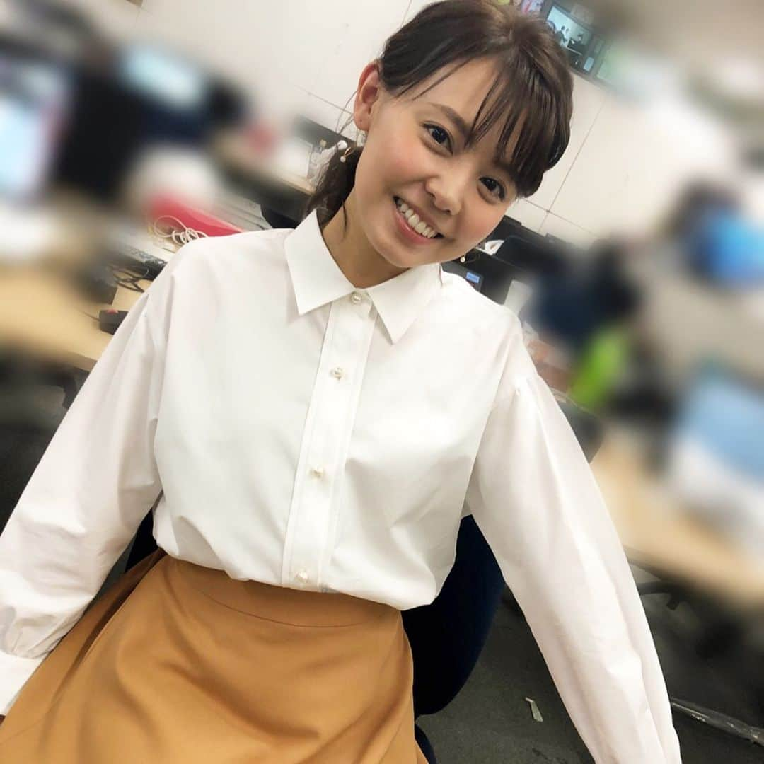 宮澤智さんのインスタグラム写真 - (宮澤智Instagram)「★ シンプルだけど 小さめの襟と、ふわっとした袖、 パールみたいなボタン 可愛い白シャツでした😊💕 stylist @megumitomihari  さん✨  #グッディ #衣装」10月24日 18時18分 - tomo.miyazawa