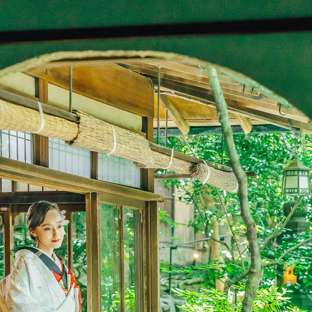 アカガネリゾート京都東山1925さんのインスタグラム写真 - (アカガネリゾート京都東山1925Instagram)「京都東山に佇む緑豊かな美邸 門をくぐればそこは、静かな別世界 ウェディングの理想を集めた プライベートリゾート  AKAGANE RESORTに一歩足を踏み入れたとき 観光地としてにぎわう東山の中心とは思えないほどの 静寂の森がゲストを非日常に誘う  洋装和装どちらも映える新緑の中での記念撮影や前撮りは 美しい一瞬を切り取り、いつまでも残る最高の1枚に ㅤㅤㅤㅤㅤㅤㅤㅤㅤㅤㅤㅤㅤ ㅤㅤㅤㅤㅤㅤㅤㅤㅤㅤㅤㅤㅤ ㅤㅤㅤㅤㅤㅤㅤㅤㅤㅤㅤㅤㅤ #akagane_wedding#akaganeresort#akaganeresortkyotohigashiyama1925#京都婚#一日だけど一生のこと#akagane#アカガネリゾート京都東山1925#京都花嫁#kyotowedding#京都#kyoto #卒花嫁#プレ花嫁#結婚式場#ウェディングフォト#全国のプレ花嫁さんと繋がりたい#プレ花嫁さんと繋がりたい#京都で結婚式」10月24日 18時19分 - akagane1925
