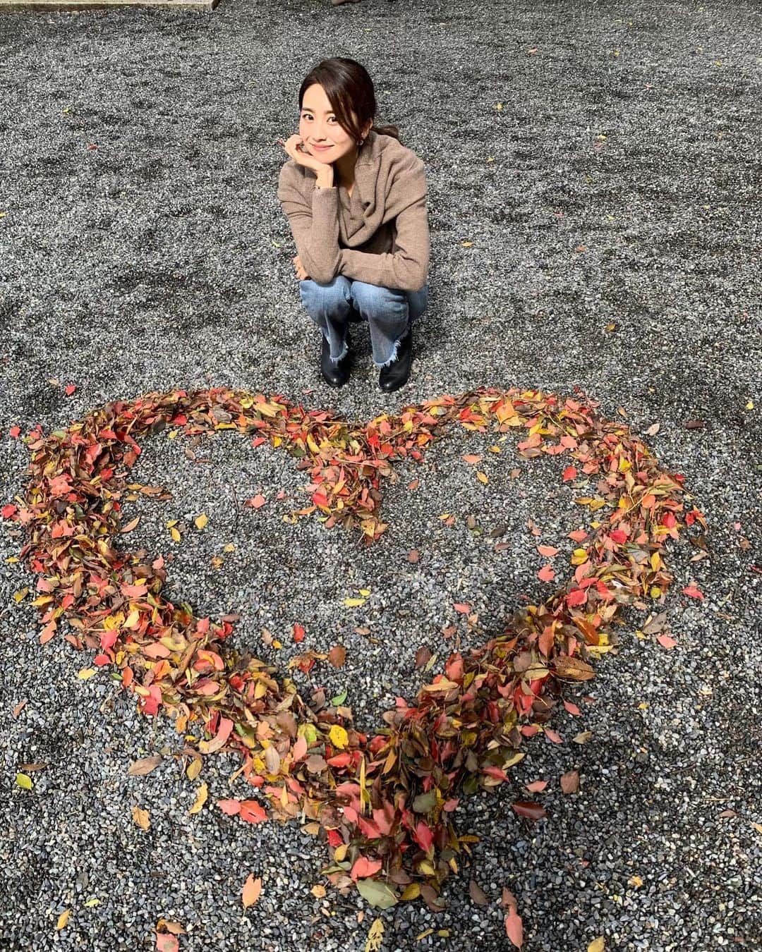 曽田茉莉江さんのインスタグラム写真 - (曽田茉莉江Instagram)「めっきり秋ですね🍂落ち葉でハートを作ってるなんて粋な神社ですね…素敵⛩私はお外でハートを見つけるのが大好きなんです♥️ハート型の石だったり、葉っぱだったり…それがハート型に限らず道端のお花だったりも…小さな幸せに気付ける心をいつまでも大切にしたいものです🥰皆さんは何を見つけるのがお好きですか？  #神社#散歩道 #枯れ葉 #落ち葉 #紅葉 #heart #하투 #japan#幸福 #happy」10月24日 18時21分 - marie_soda_