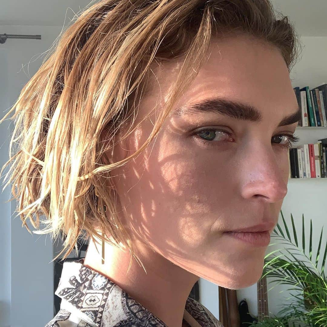 アリゾナ・ミューズさんのインスタグラム写真 - (アリゾナ・ミューズInstagram)「New hair AND new eyebrows」10月24日 18時30分 - arizona_muse