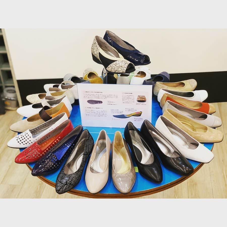 柴本愛沙さんのインスタグラム写真 - (柴本愛沙Instagram)「👠👡👢 機能とデザインを兼ね備えた靴、 fitfit @fitfit_official_  の 2020SS展示会に行ってきました。  2020年 春夏新作シューズのテーマは、 ①ネオスポーティ ②レトロガーリー ③エスニック  オシャレで可愛いのに、 まるで雲の上をふわふわと歩いているかのような 軽さと履きやすさ！！ そんな新作は、3枚目以降の写真を 見てくださいませ♡  この展示会では特別に、中村先生による シューフィッティングもありました。 ここで衝撃の事実が！！ ！ わたし、靴のサイズは23.0㎝か23.5㎝を ずっと履いていましたが、 改めて測ってもらったら21.5㎝だった！！ 21.5って…子供じゃん🤣🤣 身長は162㎝あるのですが… 足はどうやら小さかったようです^^; (そういえば手も小さいです)  ただ、横幅もあるので 実際は21.5㎝靴だと窮屈ですが、 22.5㎝とかでも全然いいみたい。 これからは22.5㎝の靴を履きます！  こんなものすごい勘違いもあるので、 機会があれば皆さんも測ってもらうべしです！ fitfitの店員さんは対応してくれますよー☆  そんなこんなで、さっそくこの秋から fitfitを愛用しようと思います！ またコーデと一緒に載せますね♡  #フィットフィット #fitfit #展示会 #2020ss #2020秋冬新作 #外反母趾にもやさしい靴 #歩け歩けわたし #アーチエイジング #フィト子 #靴 #パンプス  #スニーカー #ブーツ #パンプスニーカー #春夏新作シューズ #機能的 #歩き心地ふわふわ #ハイブリッド #フェミニン #shoes #exhibition #シューフィッティング #足小さい #衝撃の事実 #知って良かった #思い込みってすごい #笑」10月24日 18時32分 - aisa_shibamoto