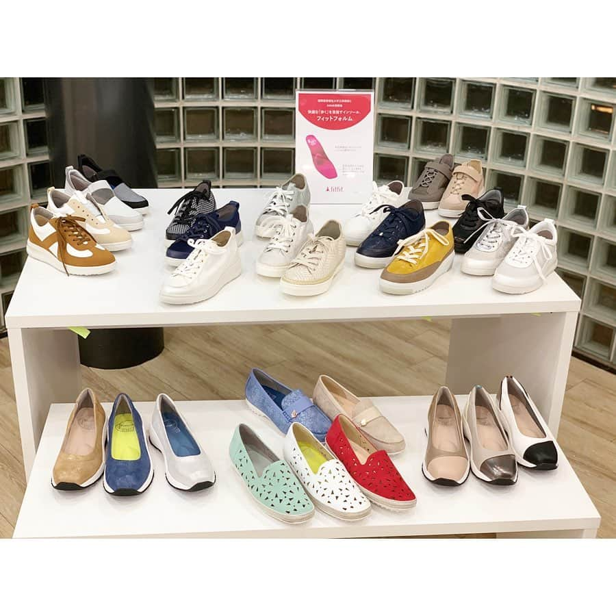 柴本愛沙さんのインスタグラム写真 - (柴本愛沙Instagram)「👠👡👢 機能とデザインを兼ね備えた靴、 fitfit @fitfit_official_  の 2020SS展示会に行ってきました。  2020年 春夏新作シューズのテーマは、 ①ネオスポーティ ②レトロガーリー ③エスニック  オシャレで可愛いのに、 まるで雲の上をふわふわと歩いているかのような 軽さと履きやすさ！！ そんな新作は、3枚目以降の写真を 見てくださいませ♡  この展示会では特別に、中村先生による シューフィッティングもありました。 ここで衝撃の事実が！！ ！ わたし、靴のサイズは23.0㎝か23.5㎝を ずっと履いていましたが、 改めて測ってもらったら21.5㎝だった！！ 21.5って…子供じゃん🤣🤣 身長は162㎝あるのですが… 足はどうやら小さかったようです^^; (そういえば手も小さいです)  ただ、横幅もあるので 実際は21.5㎝靴だと窮屈ですが、 22.5㎝とかでも全然いいみたい。 これからは22.5㎝の靴を履きます！  こんなものすごい勘違いもあるので、 機会があれば皆さんも測ってもらうべしです！ fitfitの店員さんは対応してくれますよー☆  そんなこんなで、さっそくこの秋から fitfitを愛用しようと思います！ またコーデと一緒に載せますね♡  #フィットフィット #fitfit #展示会 #2020ss #2020秋冬新作 #外反母趾にもやさしい靴 #歩け歩けわたし #アーチエイジング #フィト子 #靴 #パンプス  #スニーカー #ブーツ #パンプスニーカー #春夏新作シューズ #機能的 #歩き心地ふわふわ #ハイブリッド #フェミニン #shoes #exhibition #シューフィッティング #足小さい #衝撃の事実 #知って良かった #思い込みってすごい #笑」10月24日 18時32分 - aisa_shibamoto