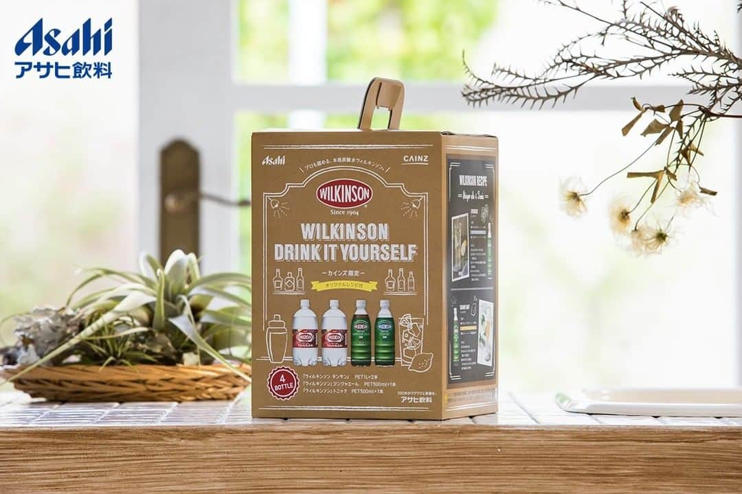 カインズさんのインスタグラム写真 - (カインズInstagram)「【アサヒ飲料×cainz】 磨き抜かれた水と、強めの炭酸から生まれる爽快な味わい、プロが認めた本格炭酸水 『ウィルキンソン』。 今回、カインズでしか買えない「ウィルキンソンタンサン PET1L 」2本と「ウィルキンソンジンジャエール PET500ml」「ウィルキンソントニックPET500ml」各1本がセットになった、限定キットが発売されました。 ボックス側面には、『プロが認めた本格炭酸水 ウィルキンソン』を使ったアレンジレシピを掲載。 ウィルキンソンを使った「ハイボール」「ビネガー・スプリッツァー」「大人レモネード」「シャンディガフ」で、大人のDRINK IT YOURSELFを楽しんでみませんか♪ . ウィルキンソン DRINK IT YOURESELFキット 価格 428円(税込) . 詳しくはこちら http://www.cainz.com/jp/design_exhibition/item/2200264300108.html . ※一部店舗によりお取り扱いがない場合がございます。ご了承ください。 . #カインズデザイン展vol4 #アサヒ飲料 #ウィルキンソン #炭酸水 #ジンジャエール #トニックウォーター #アレンジレシピ #カクテル #cainzdesignexhibition #asahisoftdrinks #wilkinson #sparklingwater #gingerale #tonicwater #arrangerecipe #cocktails #drinkityourself #cainz #cainzhome #カインズ #カインズホーム #くらしにららら」10月24日 18時41分 - cainz_official