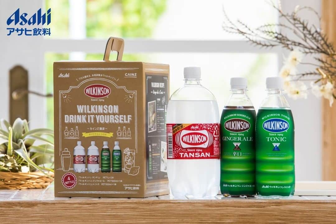 カインズさんのインスタグラム写真 - (カインズInstagram)「【アサヒ飲料×cainz】 磨き抜かれた水と、強めの炭酸から生まれる爽快な味わい、プロが認めた本格炭酸水 『ウィルキンソン』。 今回、カインズでしか買えない「ウィルキンソンタンサン PET1L 」2本と「ウィルキンソンジンジャエール PET500ml」「ウィルキンソントニックPET500ml」各1本がセットになった、限定キットが発売されました。 ボックス側面には、『プロが認めた本格炭酸水 ウィルキンソン』を使ったアレンジレシピを掲載。 ウィルキンソンを使った「ハイボール」「ビネガー・スプリッツァー」「大人レモネード」「シャンディガフ」で、大人のDRINK IT YOURSELFを楽しんでみませんか♪ . ウィルキンソン DRINK IT YOURESELFキット 価格 428円(税込) . 詳しくはこちら http://www.cainz.com/jp/design_exhibition/item/2200264300108.html . ※一部店舗によりお取り扱いがない場合がございます。ご了承ください。 . #カインズデザイン展vol4 #アサヒ飲料 #ウィルキンソン #炭酸水 #ジンジャエール #トニックウォーター #アレンジレシピ #カクテル #cainzdesignexhibition #asahisoftdrinks #wilkinson #sparklingwater #gingerale #tonicwater #arrangerecipe #cocktails #drinkityourself #cainz #cainzhome #カインズ #カインズホーム #くらしにららら」10月24日 18時41分 - cainz_official